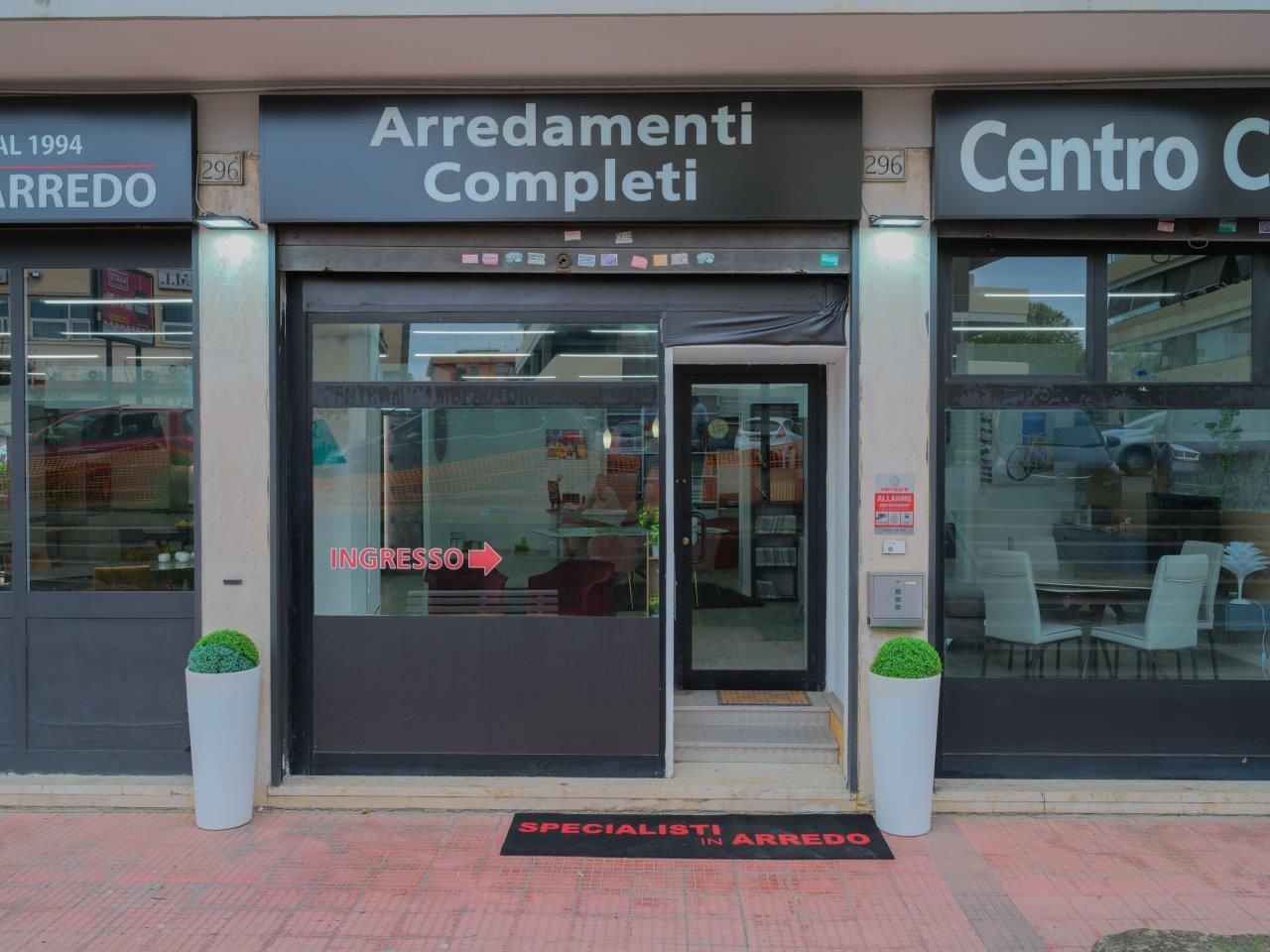 Una vetrina con un cartello che dice arredamenti completi