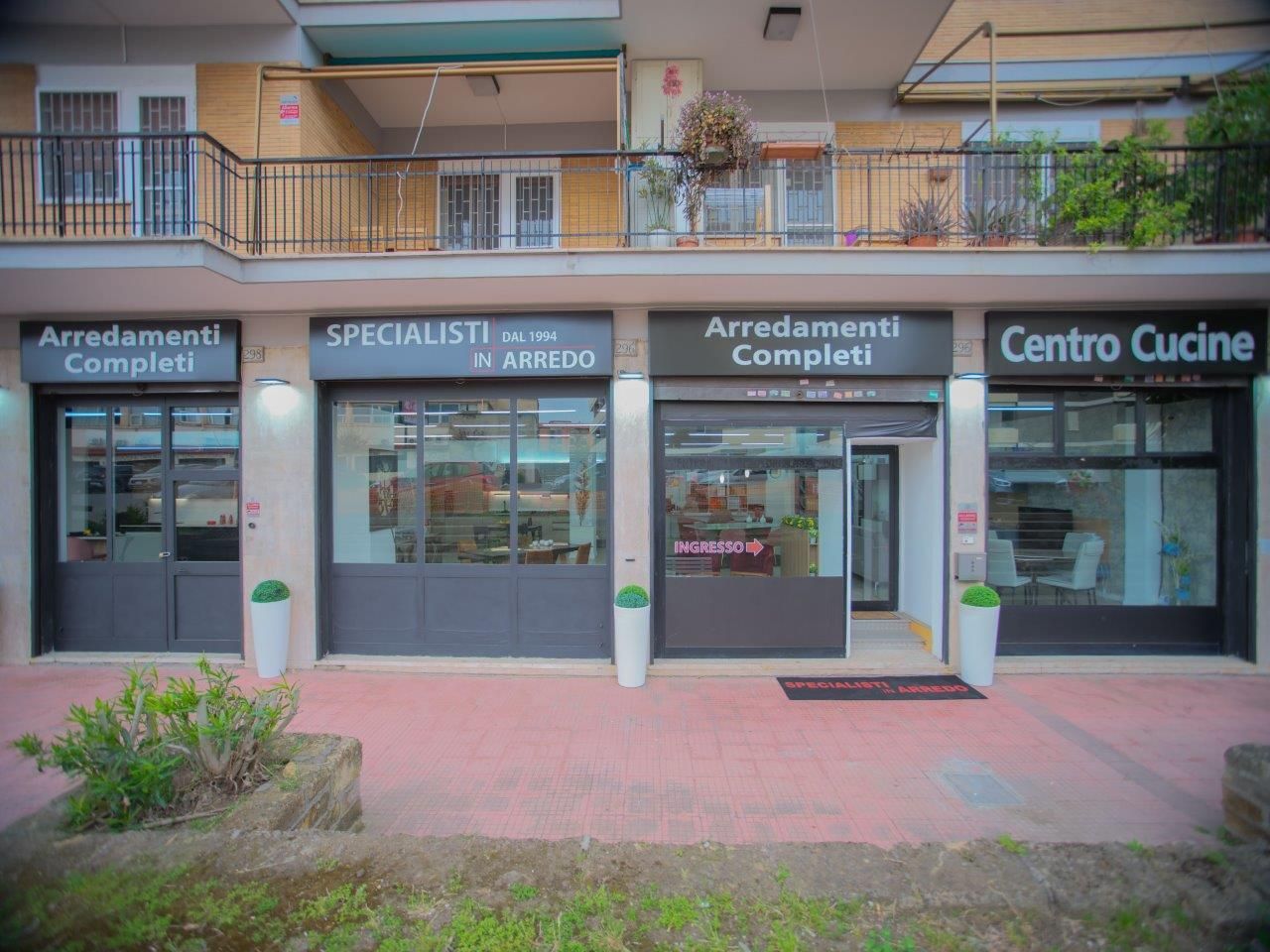 Una vetrina con un cartello che dice centro cucina