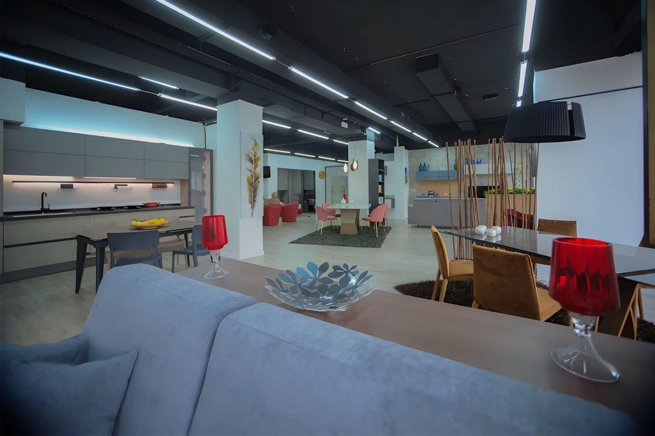 Un soggiorno con un divano, un tavolo e delle sedie