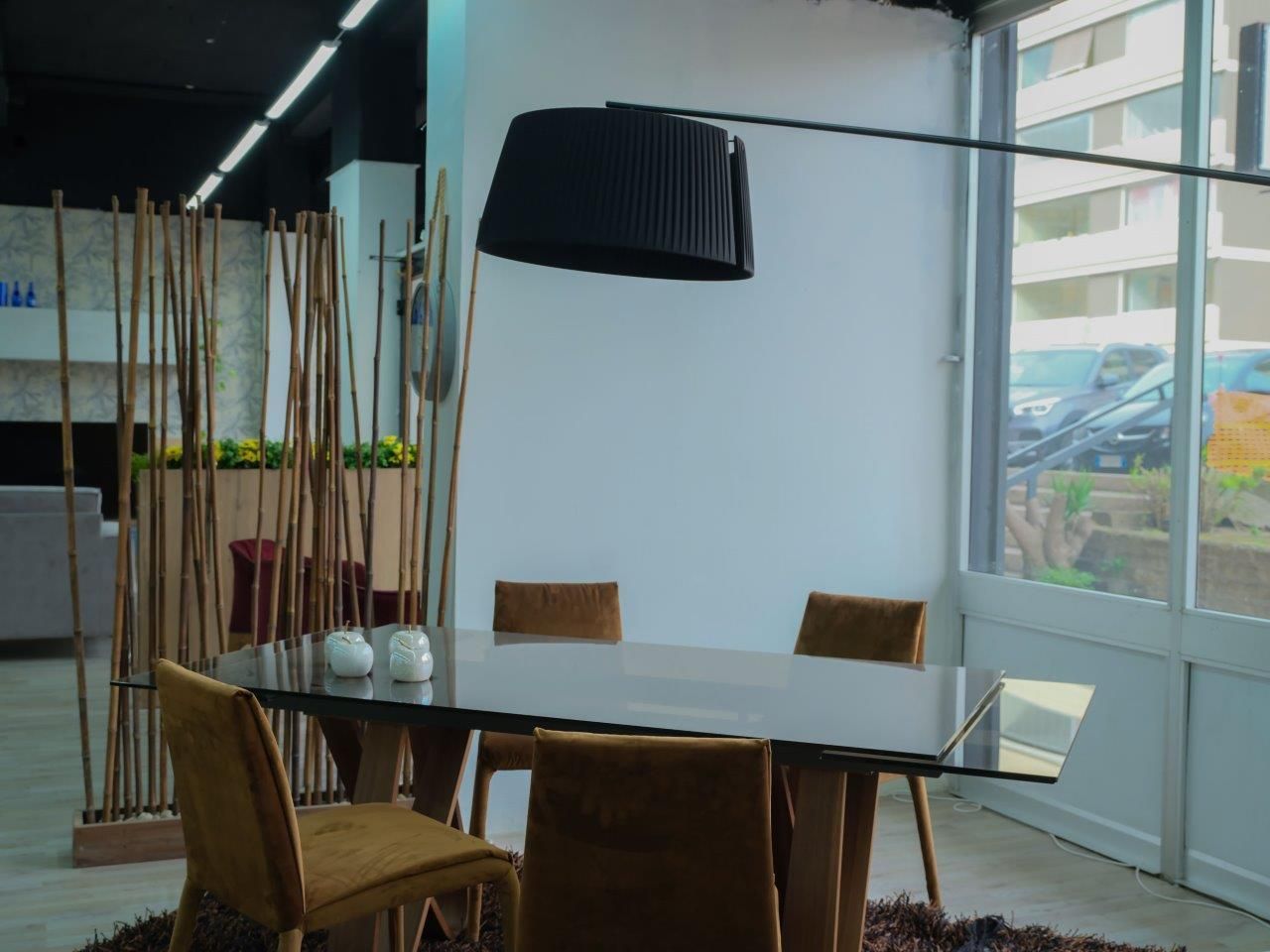 Una sala da pranzo con tavolo, sedie e lampada