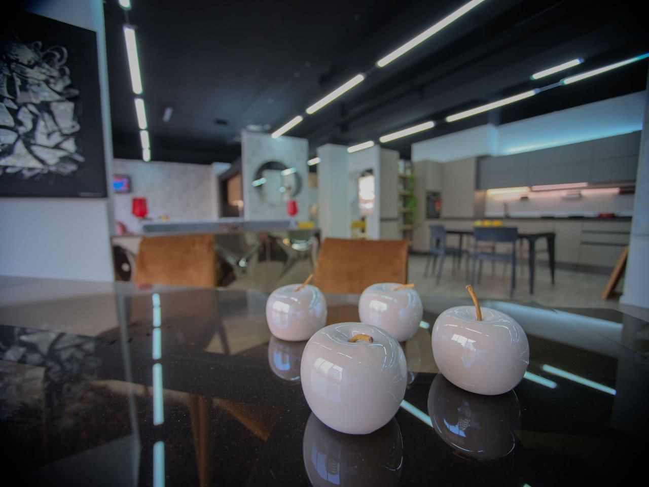 Tre mele bianche su un tavolo di vetro in una stanza