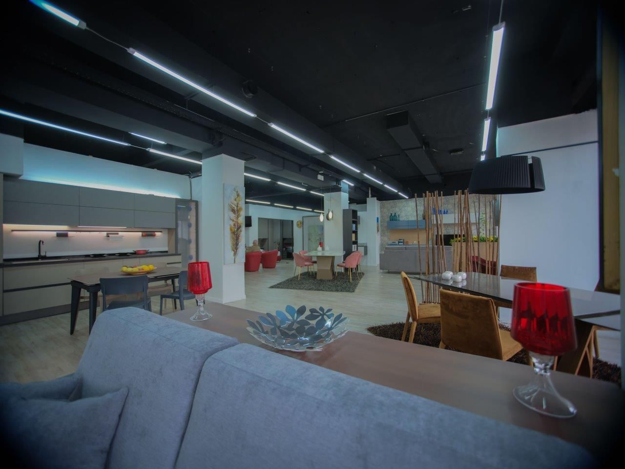 Un soggiorno con un divano, un tavolo e delle sedie