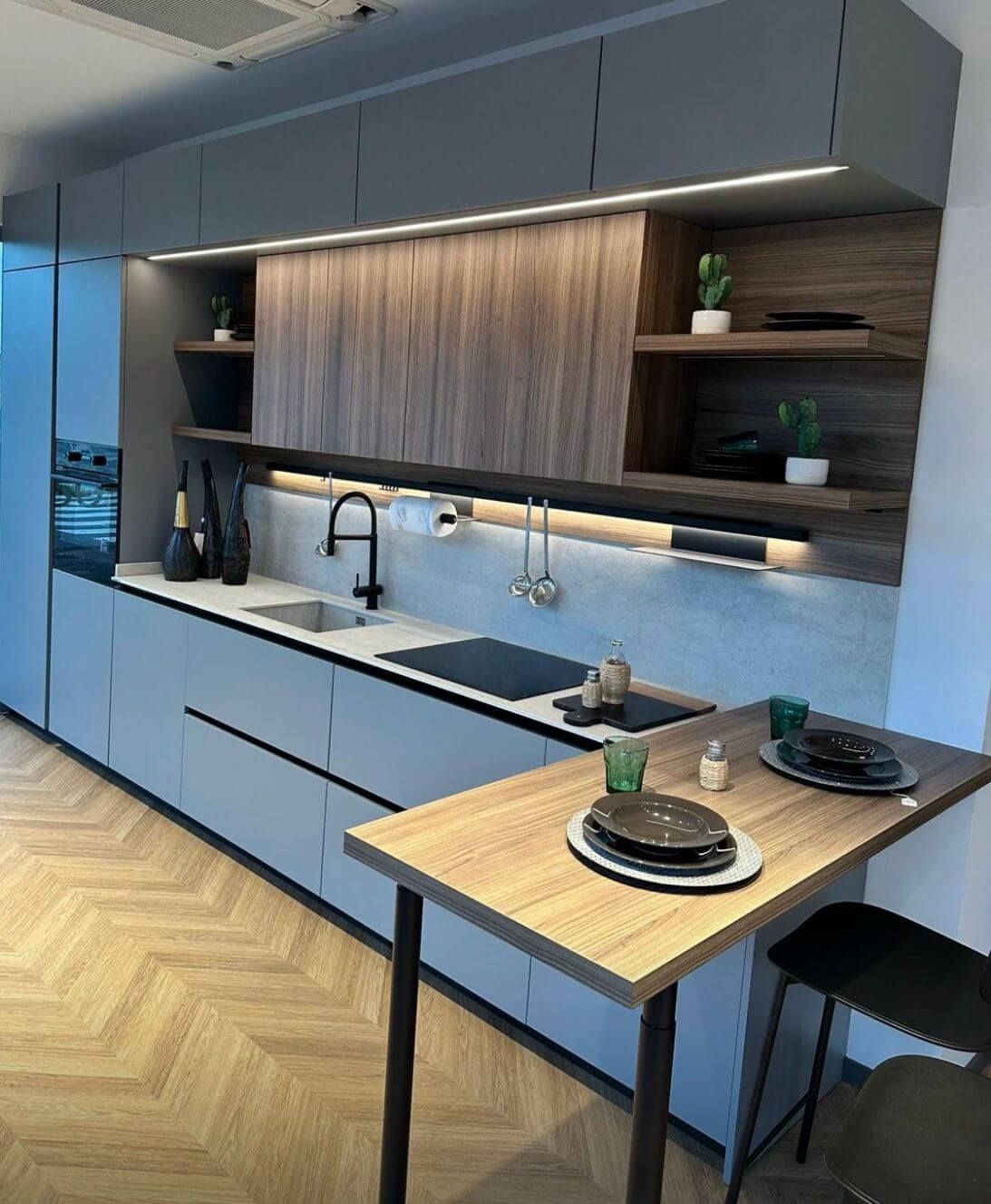 Una cucina con tavolo e sedie