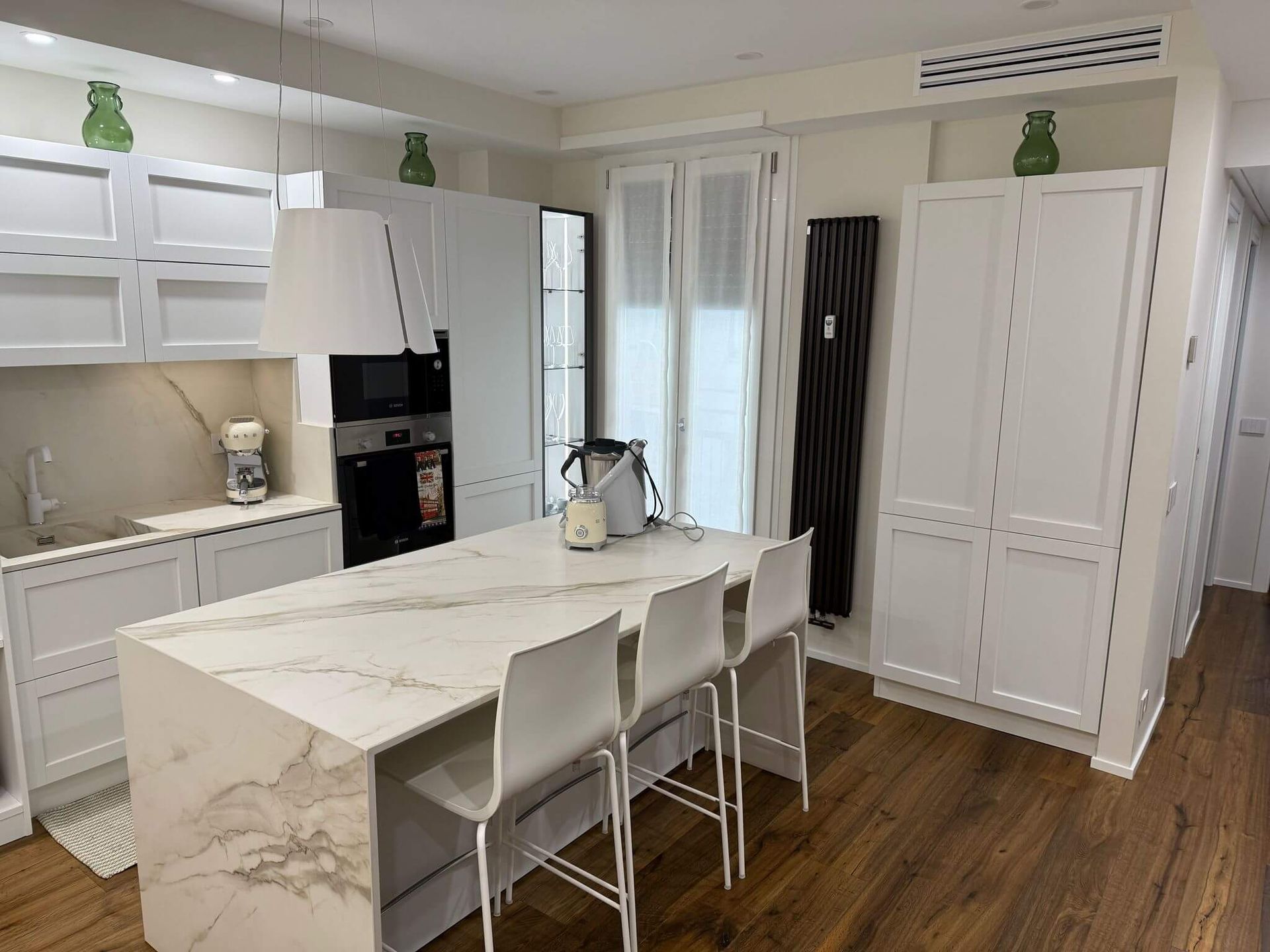 C'è una grande isola al centro della cucina.