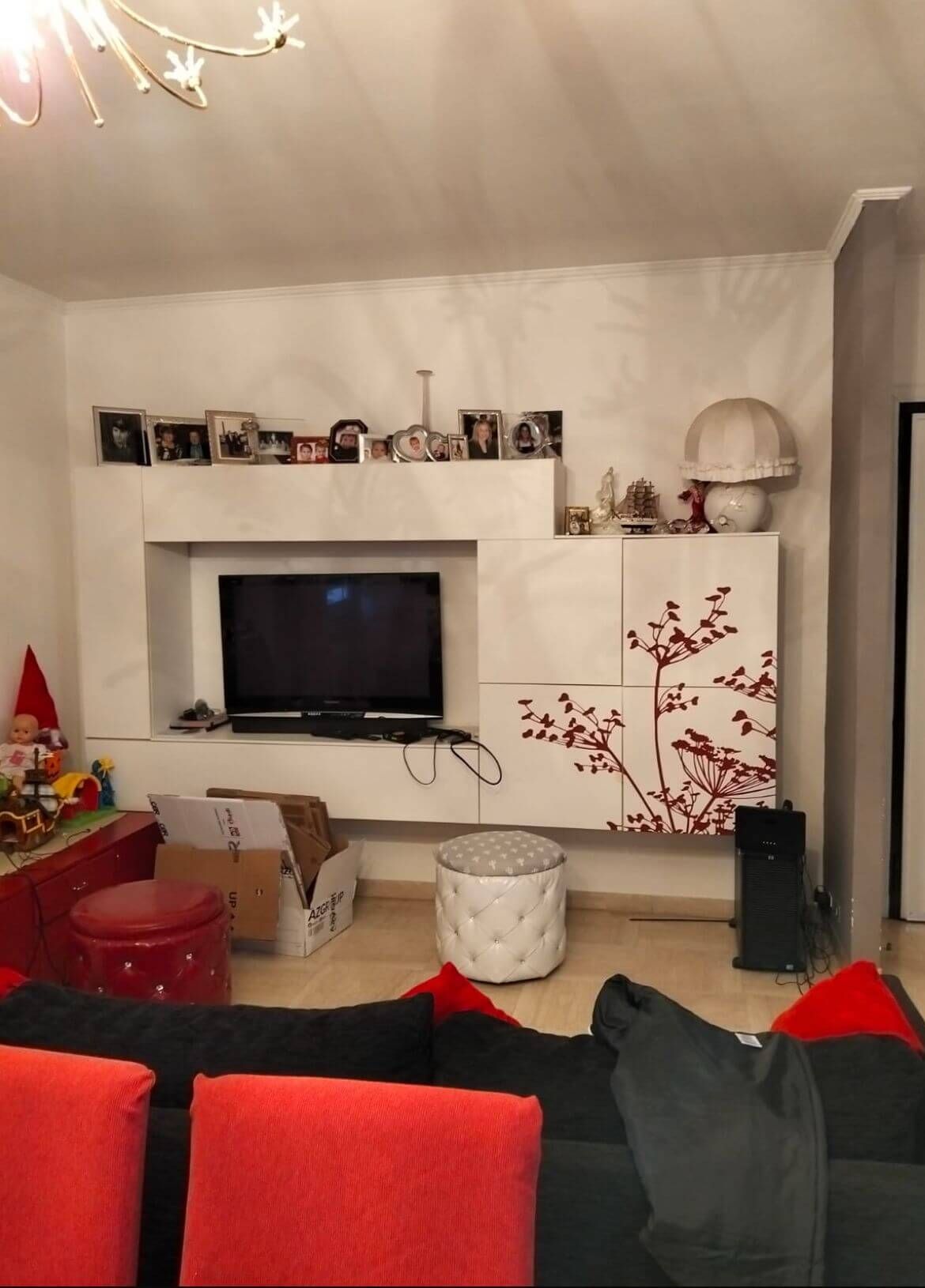 Un soggiorno con divano e TV a schermo piatto