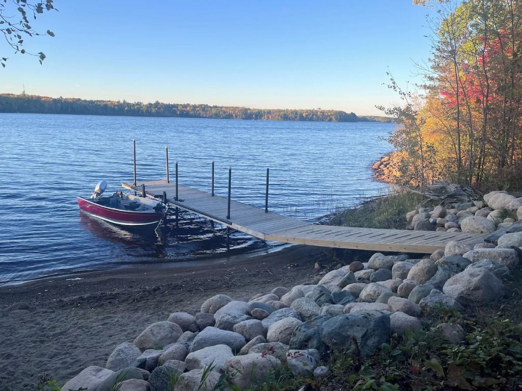 A boat is docked at a dock on a lake.