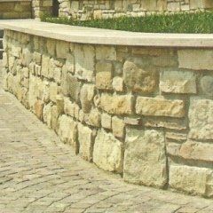 Muretto di contenimento realizzato in pietra squadrata