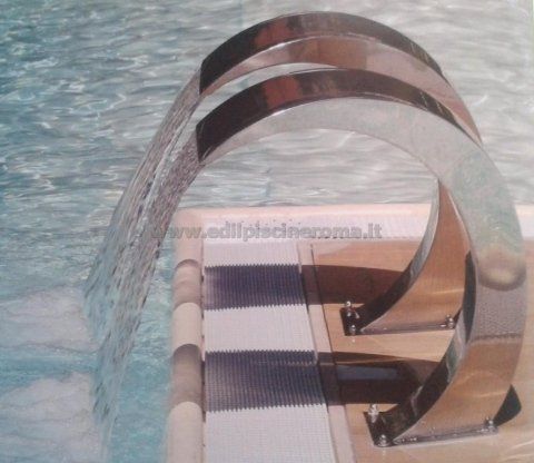 Cascata d'acqua in piscina