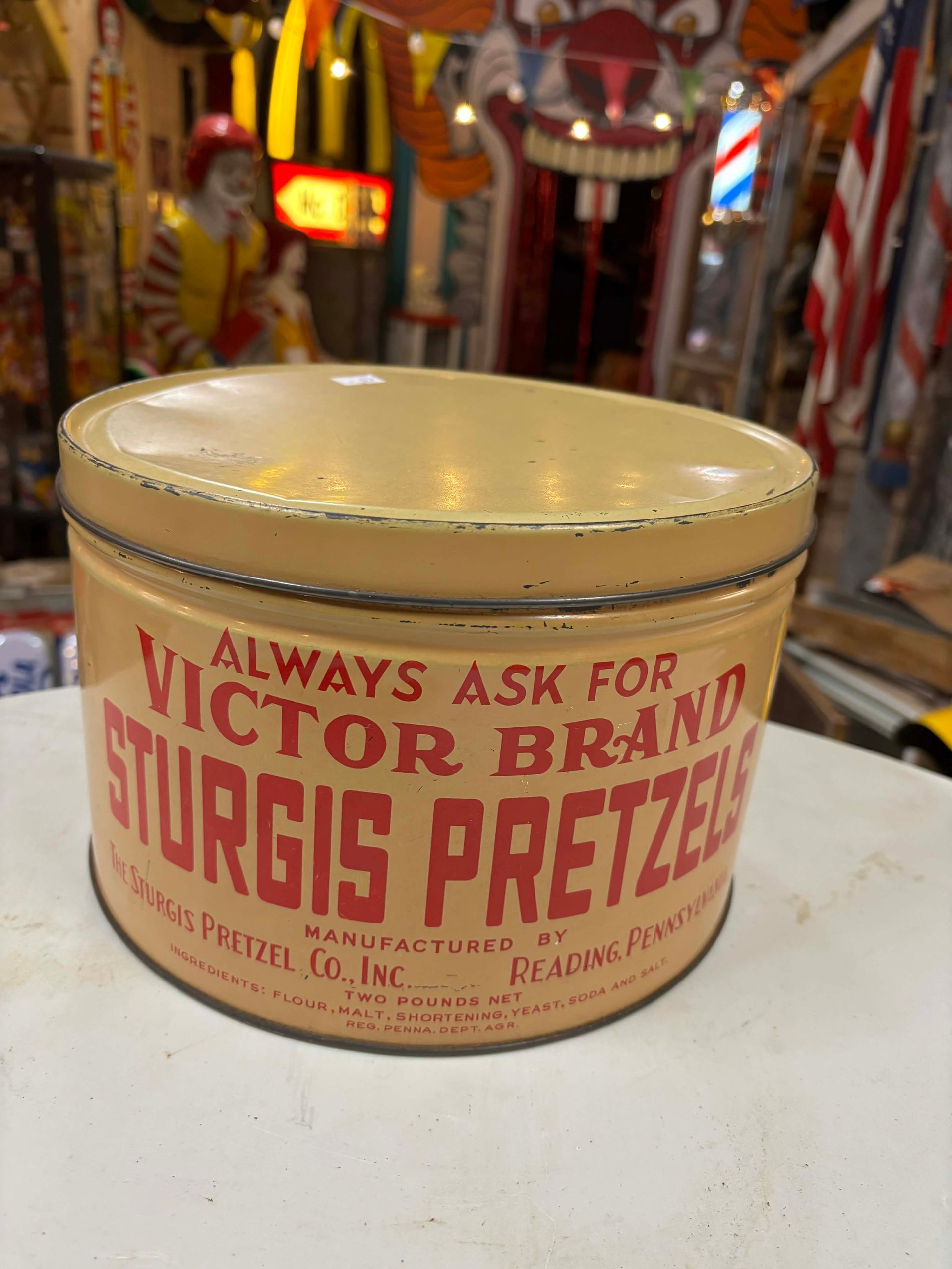 Boîte Métallique Publicitaire Vintage – Victor Brand Sturgis Pretzels – USA – Années 1940–1950