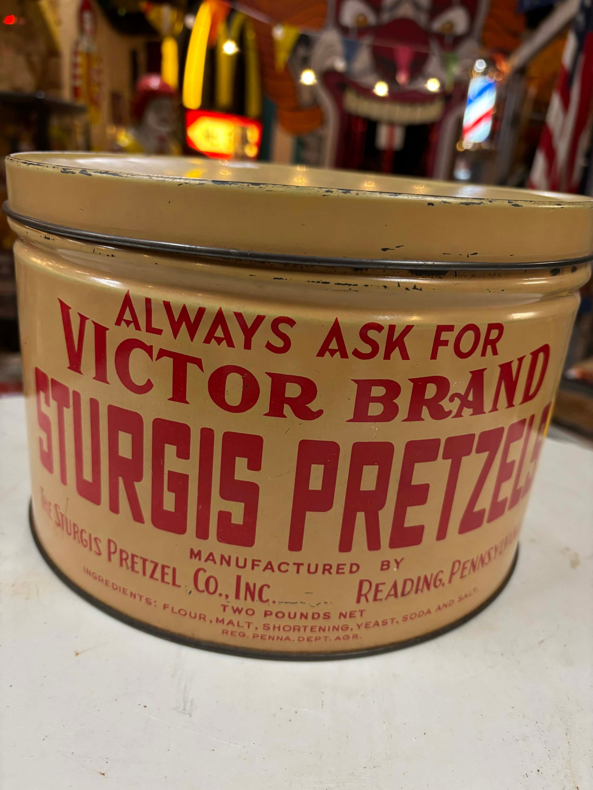 Boîte Métallique Publicitaire Vintage – Victor Brand Sturgis Pretzels – USA – Années 1940–1950