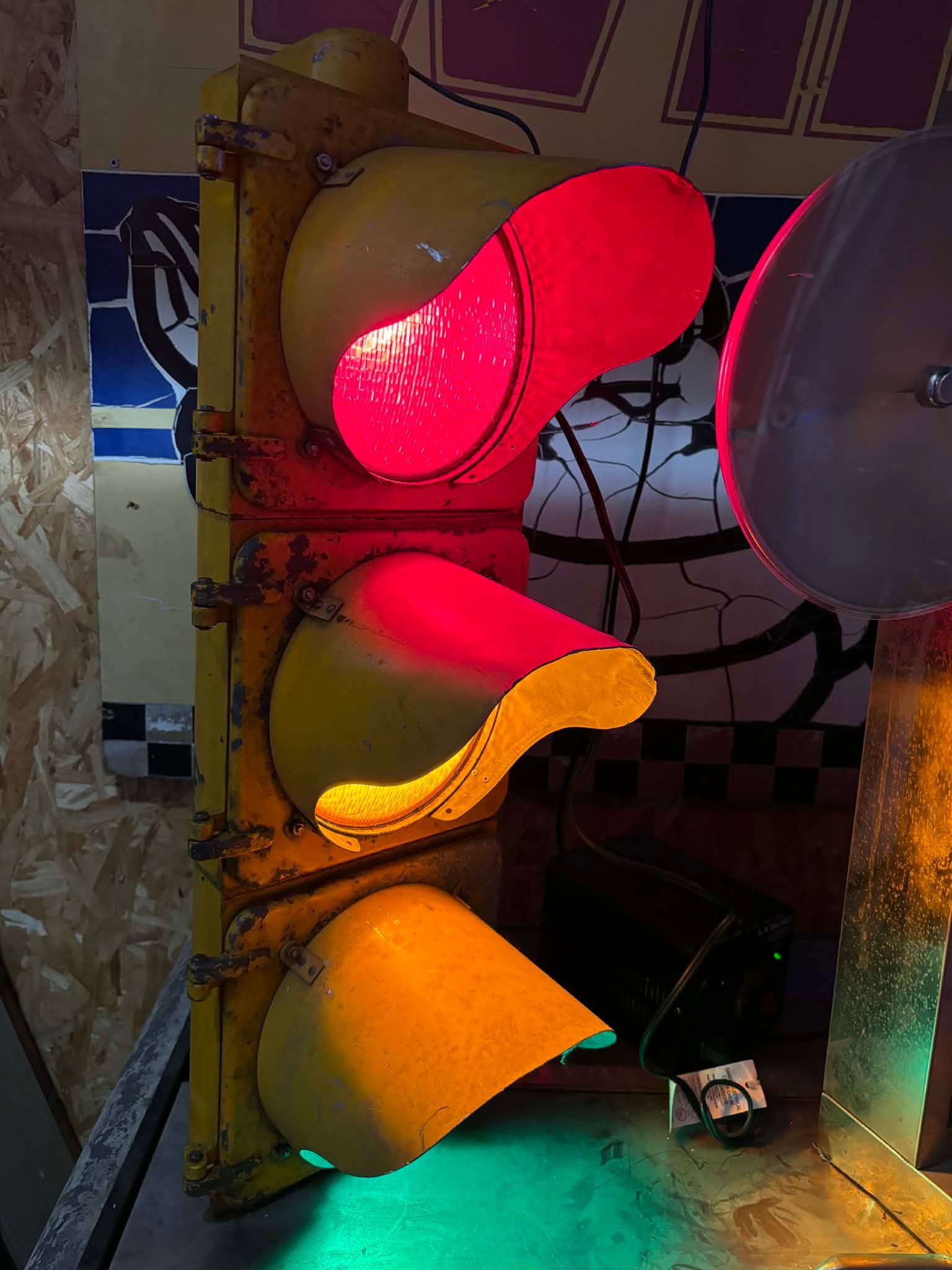 Dans son jus d’origine – Véritable feu de signalisation américain (fonctionnel)