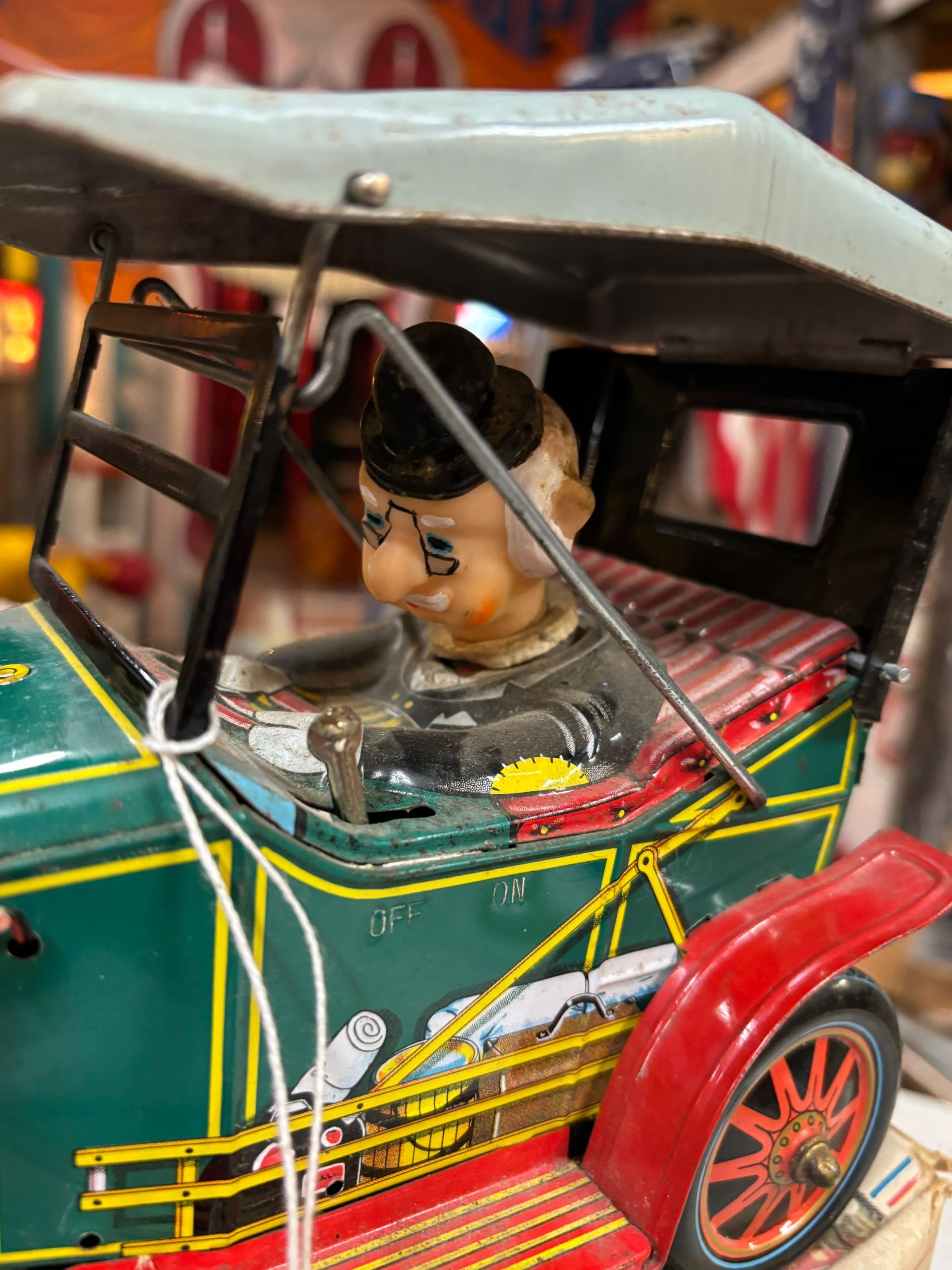 Jouet ancien en tôle – Veteran Car 1910 – Battery Operated – Mystery Action