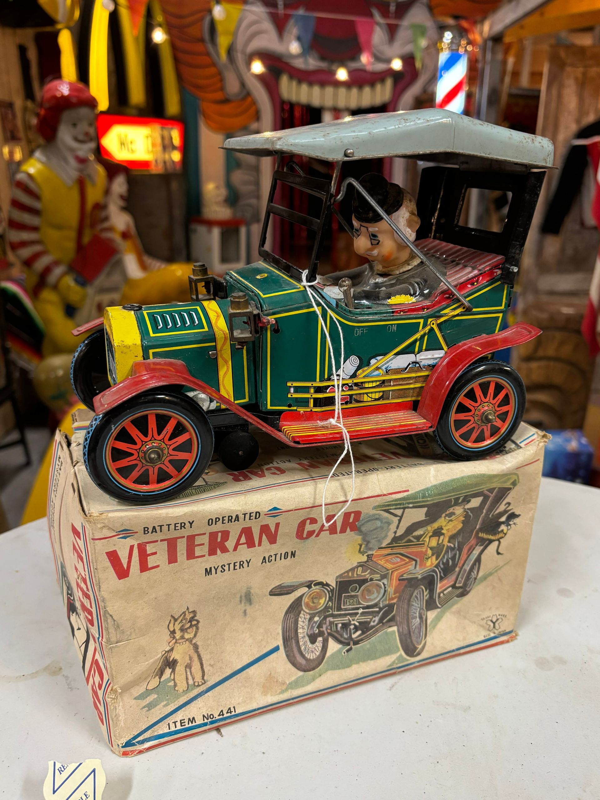 Jouet ancien en tôle – Veteran Car 1910 – Battery Operated – Mystery Action