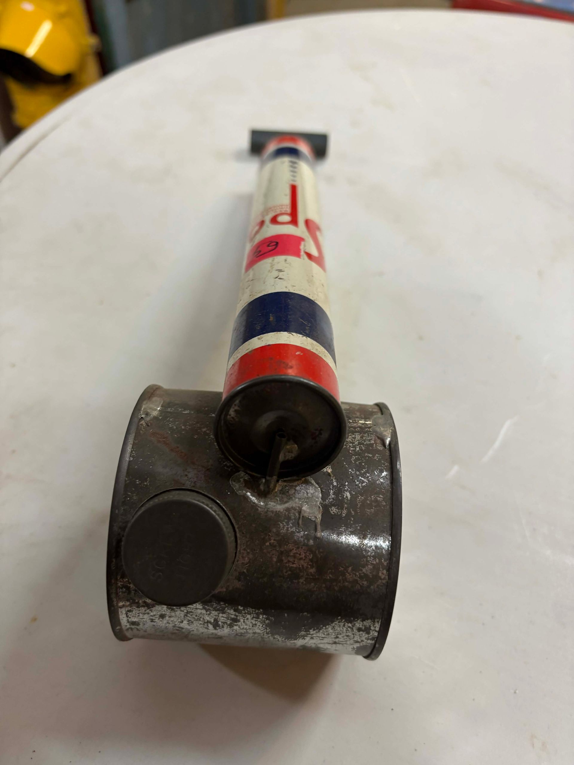 Ancienne pompe manuelle à graisse ou à huile