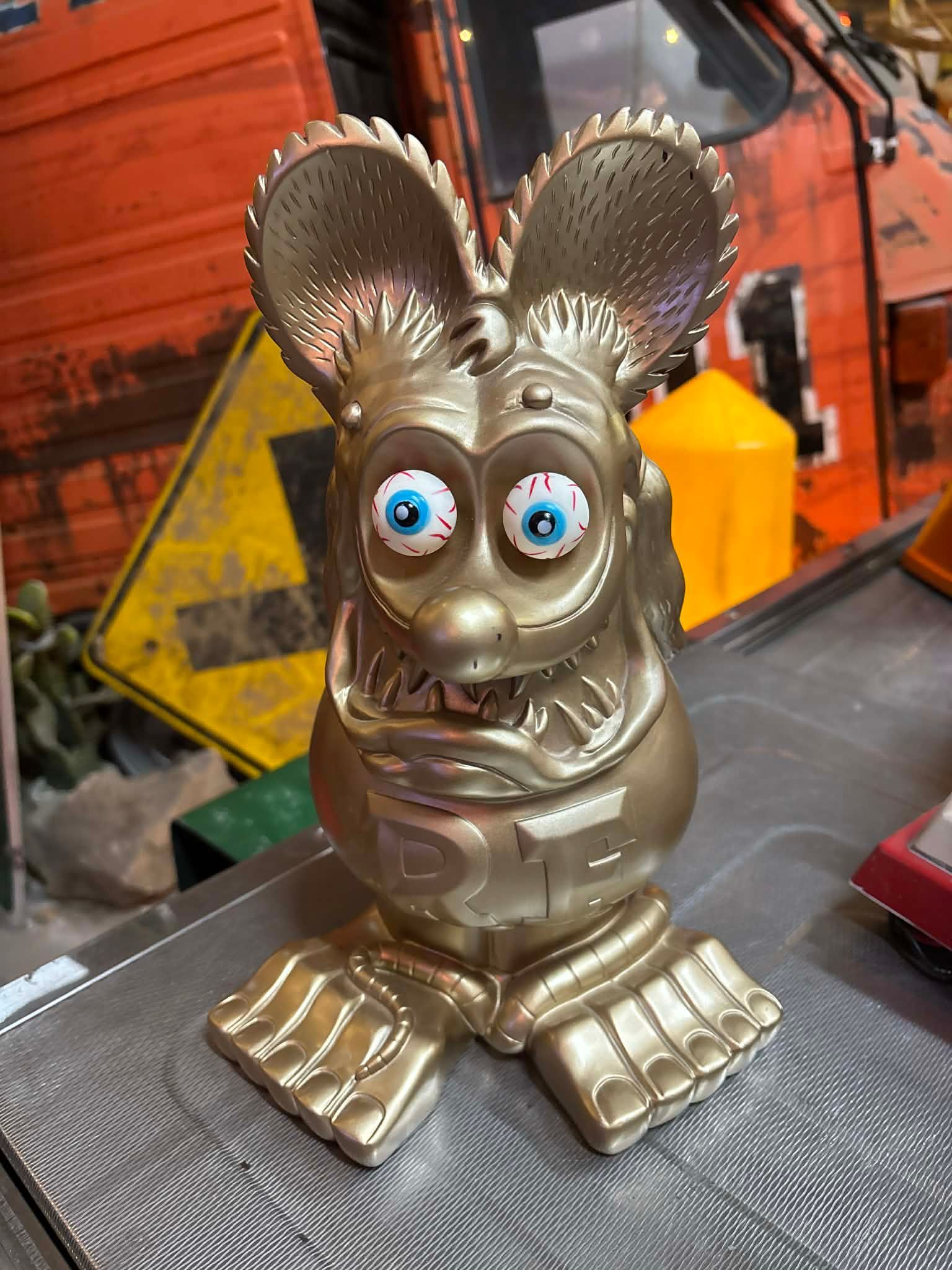 Dans son jus d’origine – Figurine Rat Fink USA (version dorée)