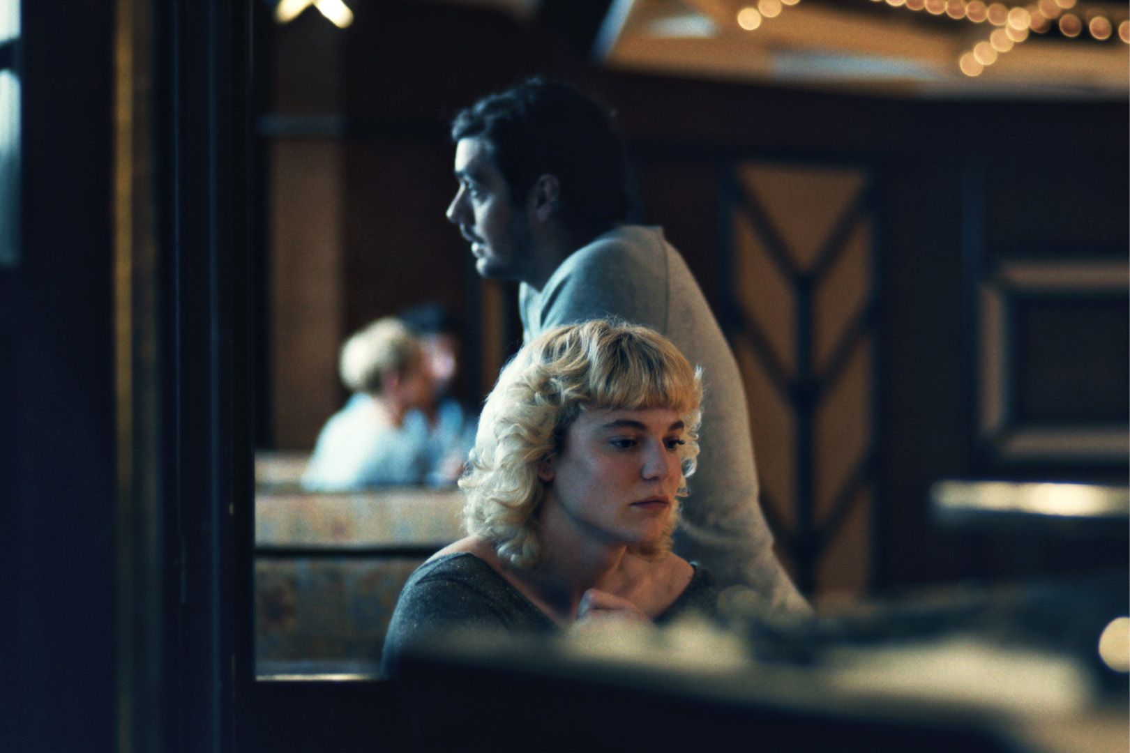 Zwei Personen sitzen in einem dunklen Raum