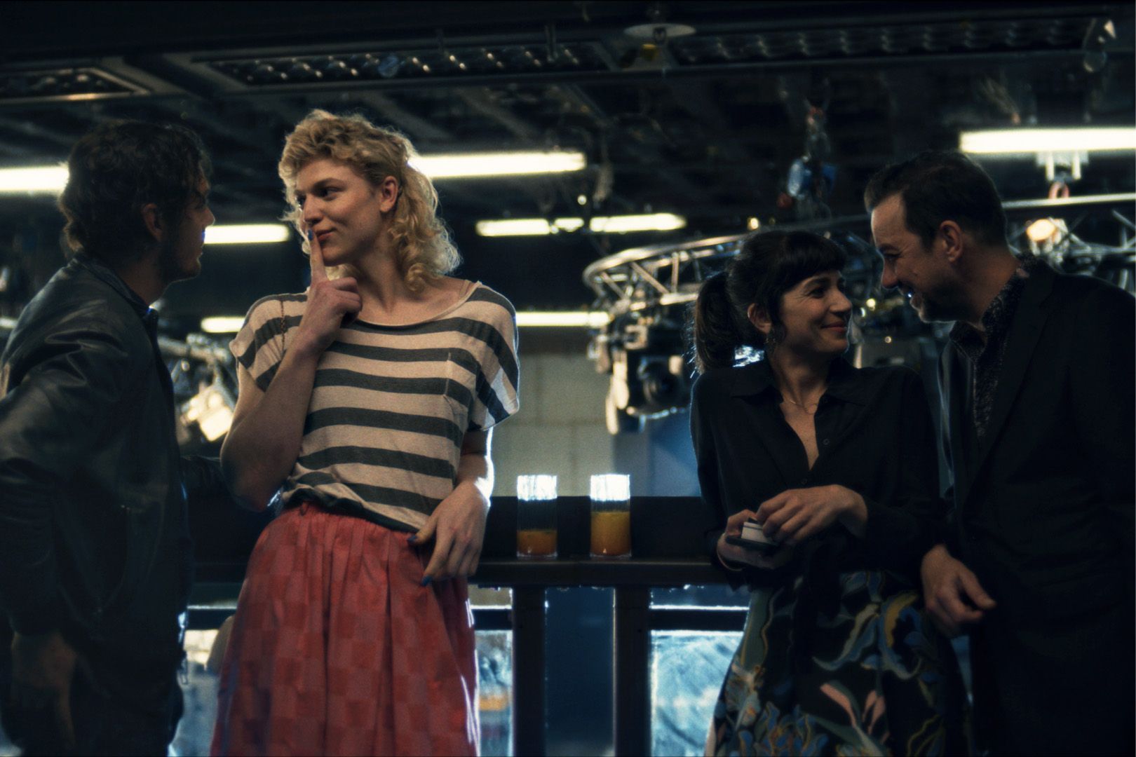 Eine Gruppe von Menschen, die in einer Bar stehen und miteinander reden