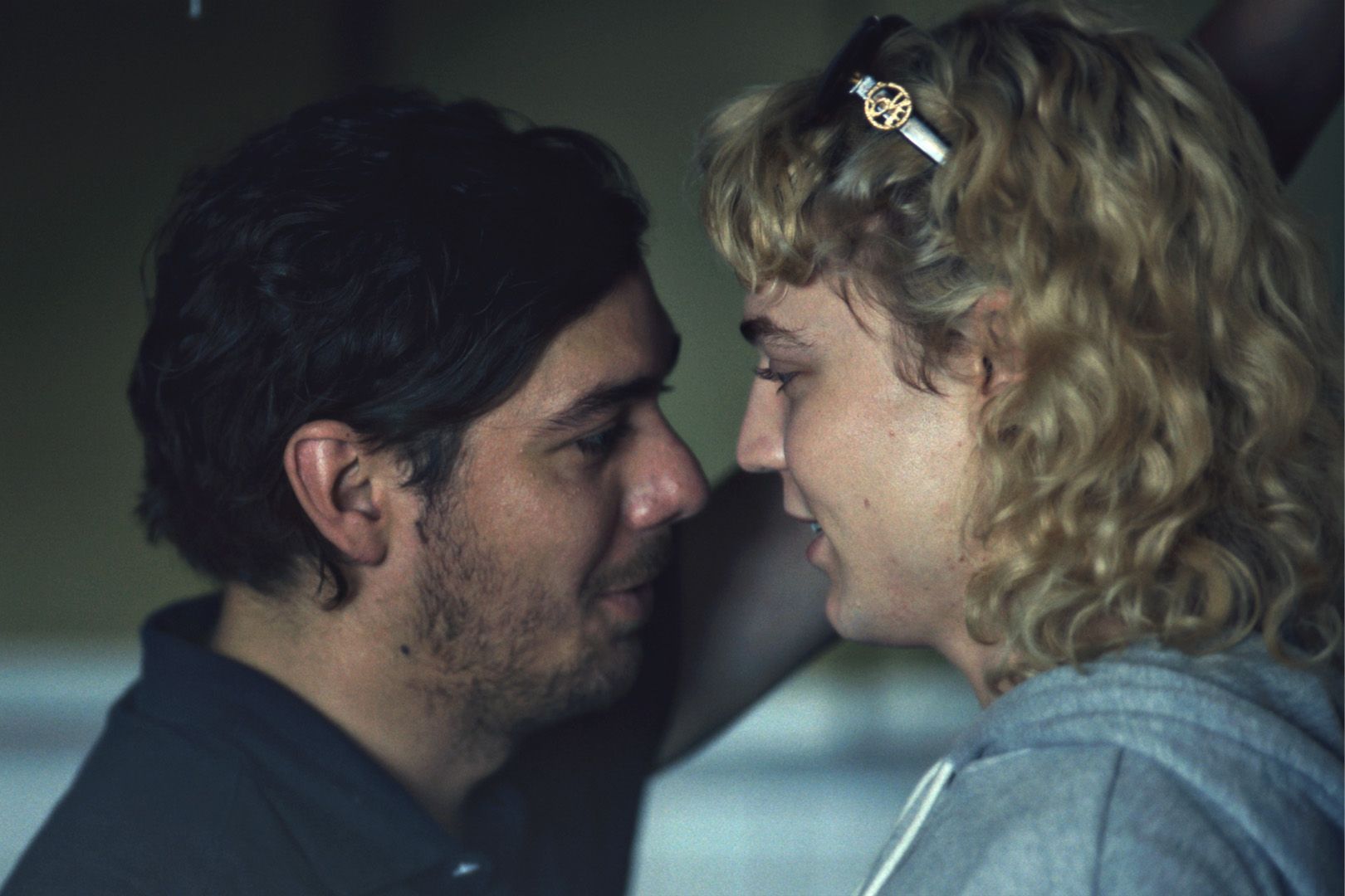 Zwei Personen schauen einander in die Augen