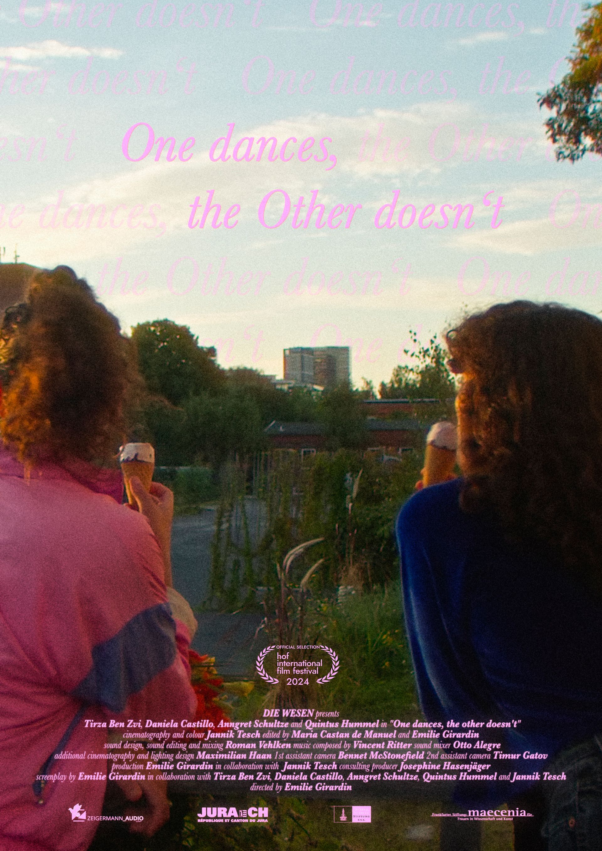 Zwei Frauen mit Eis, Blick auf eine Stadtlandschaft, Poster zu „Die Eine tanzt, die Andere nicht“.