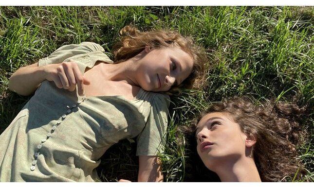 Eine Gruppe von Menschen, die in einer Bar stehen und miteinander reden