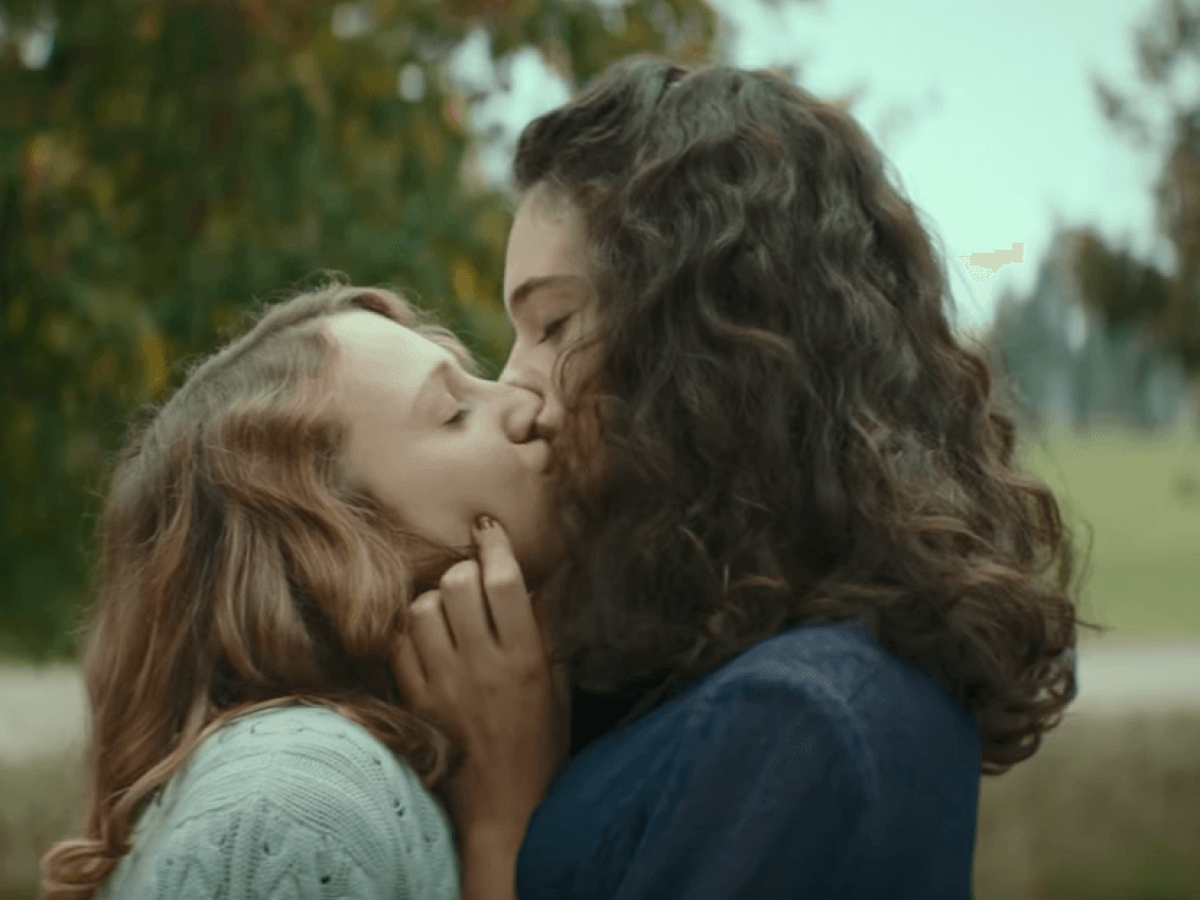 Zwei Personen sitzen in einem dunklen Raum