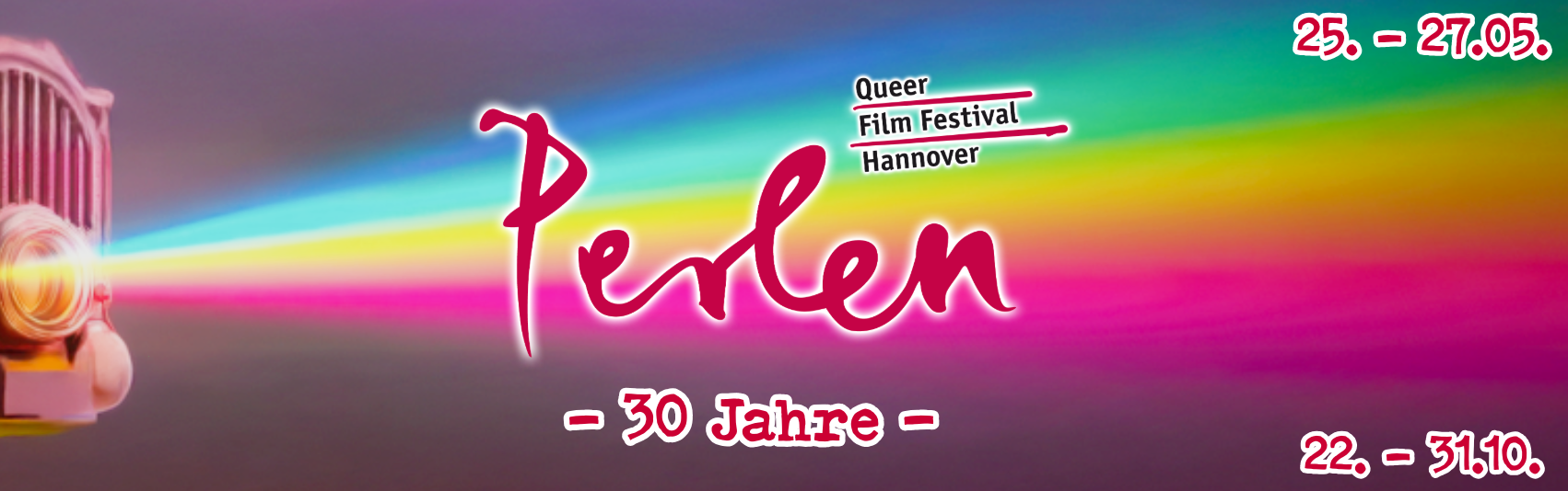 Das Wort Perlen - Queer Film Festival steht mit der Datumanskündigung für das Winterprogramm 2025 auf grau-weißen Hintergrund.