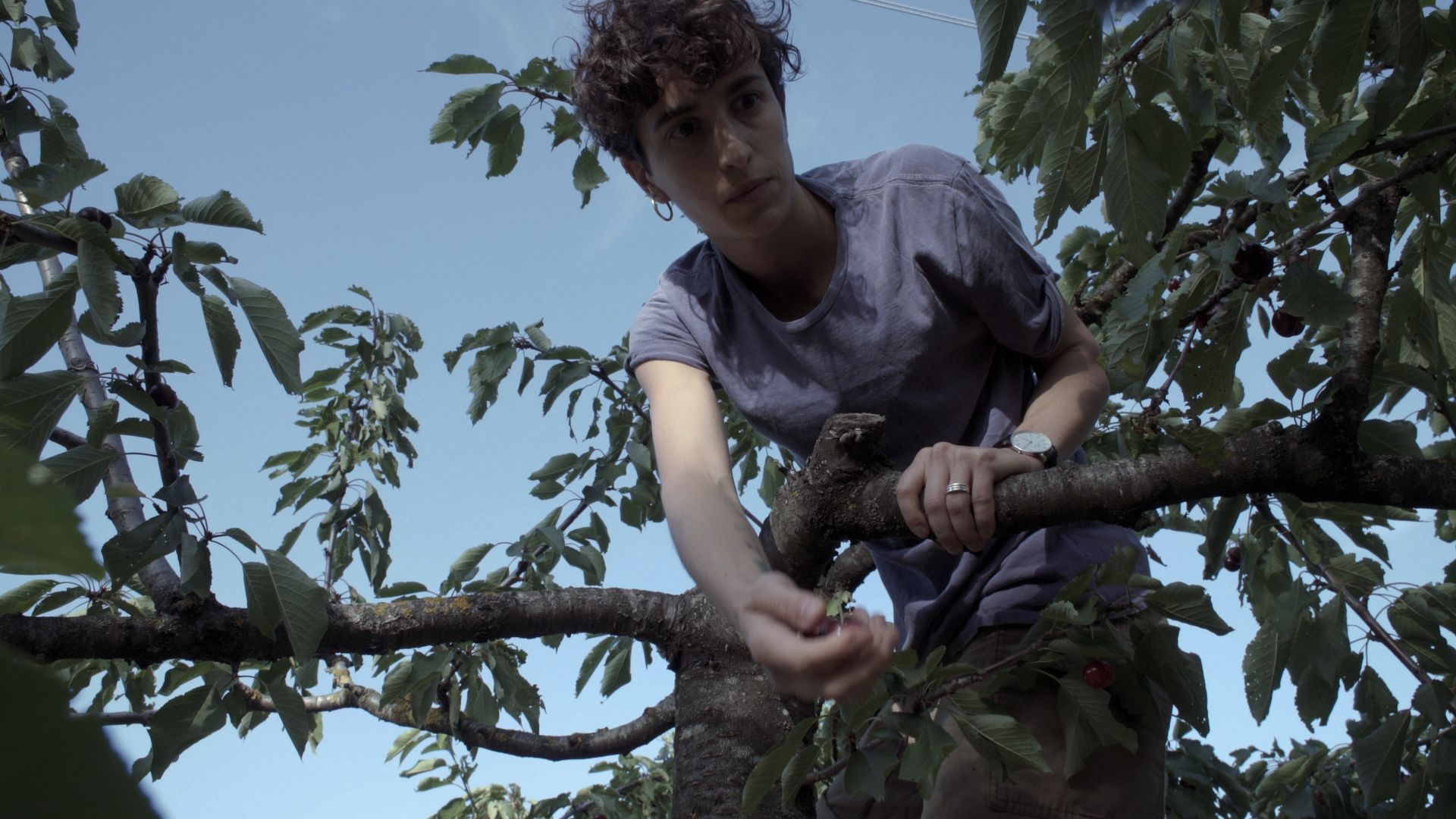 Eine Frau in einer blauen Jacke spricht mit einer Gruppe junger Kinder
