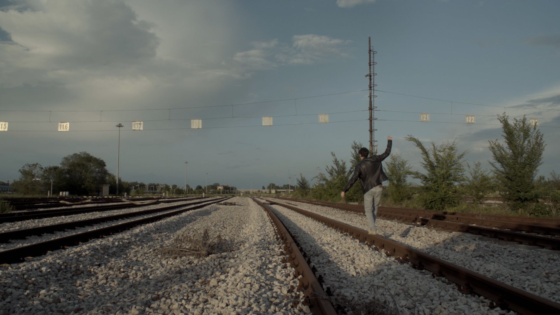 Eine junge Person mit roten Haaren sitzt mit anderen Kindern in einem Klassenzimmer