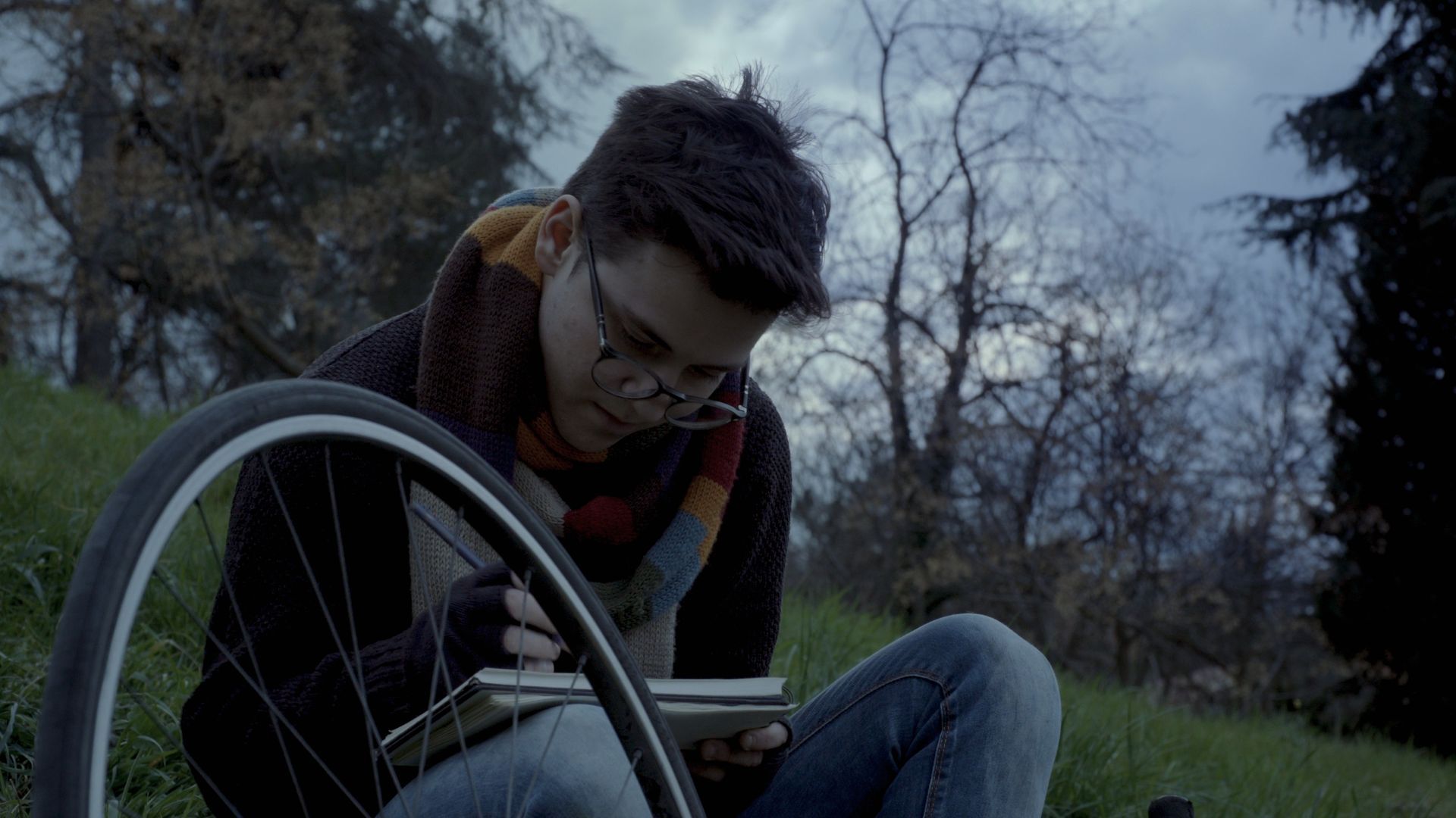 Eine Frau in einem blauen Hemd schaut in die Kamera