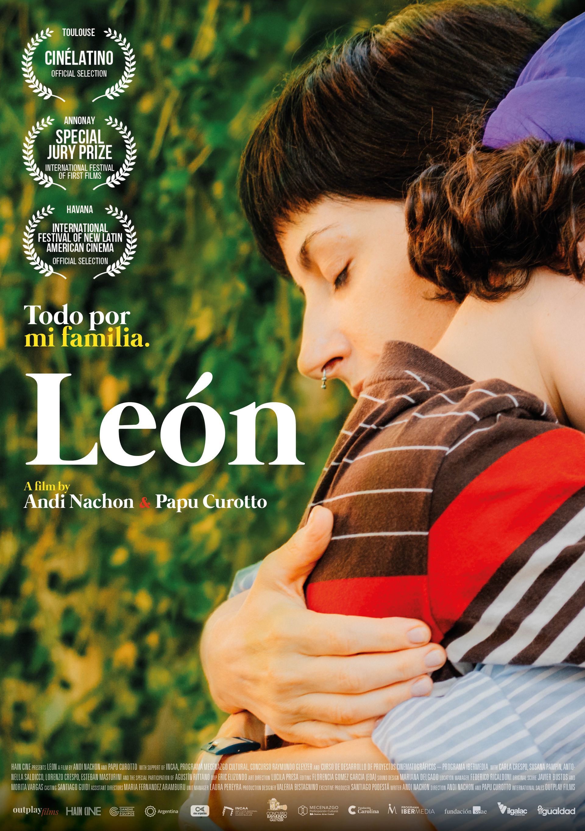 Frau umarmt ein Kind, betitelt „León“. Warme Farben, Außenaufnahme.