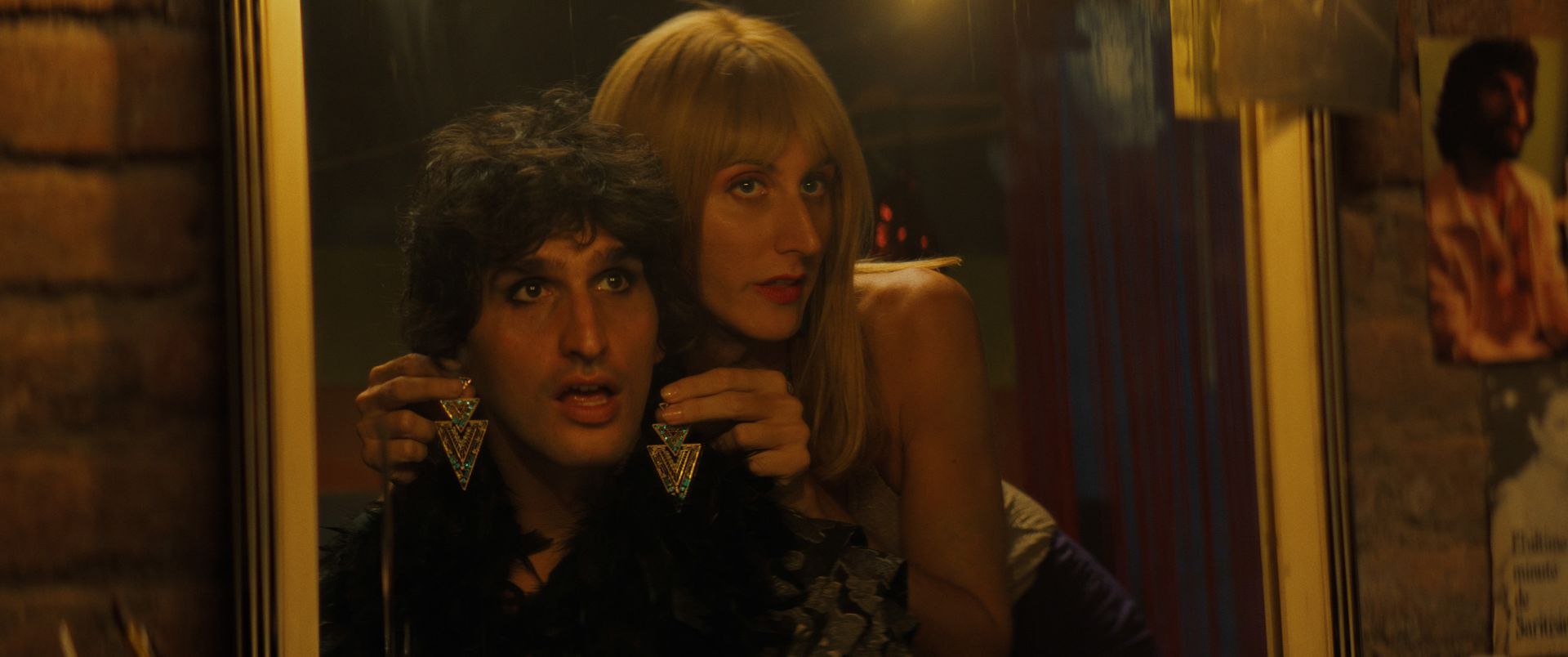 Zwei Frauen schauen sich in einer gelben Gondel an