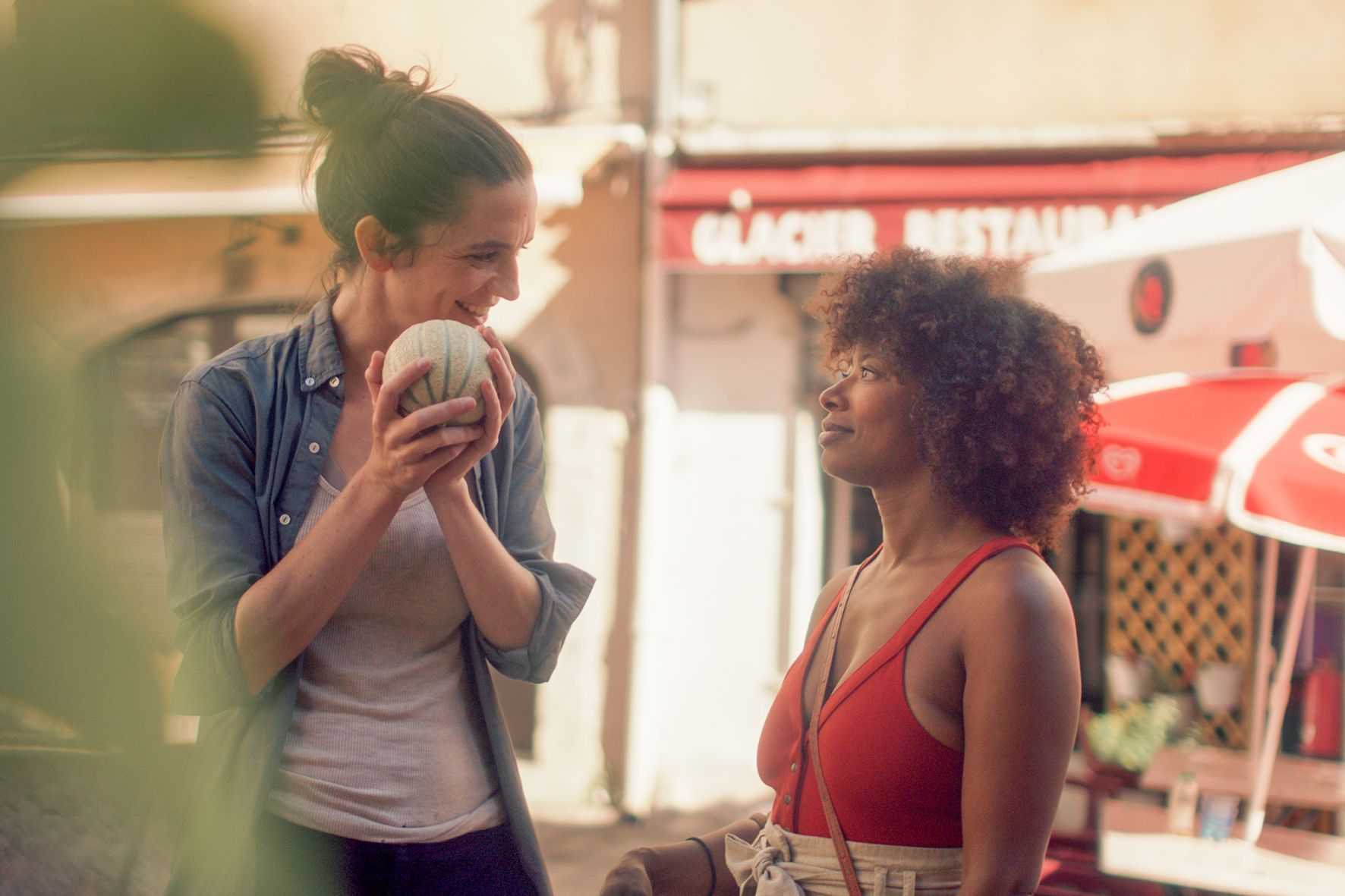 Zwei Frauen unterhalten sich vor einem Restaurant