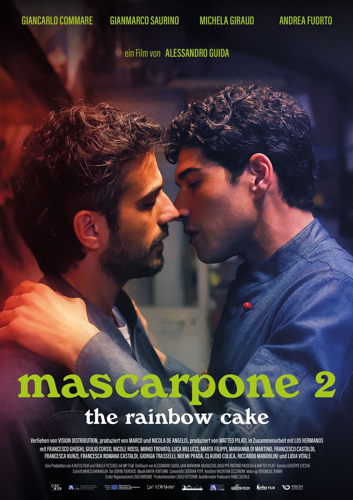 Plakat für „Mascarpone 2: The Rainbow Cake“. Zwei Männer stehen sich gegenüber und sind kurz davor, sich zu küssen. Düstere, romantische Atmosphäre.