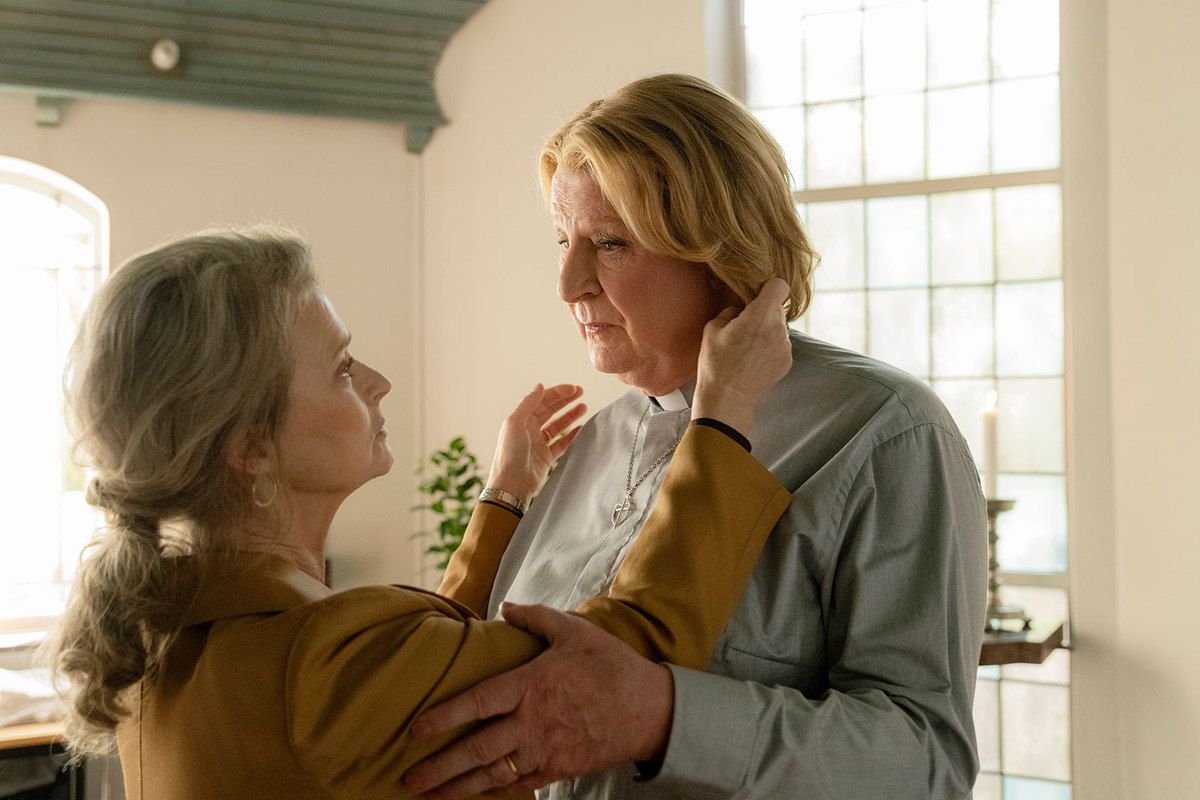 Ein Mann und eine Frau schauen sich in einem Raum an.