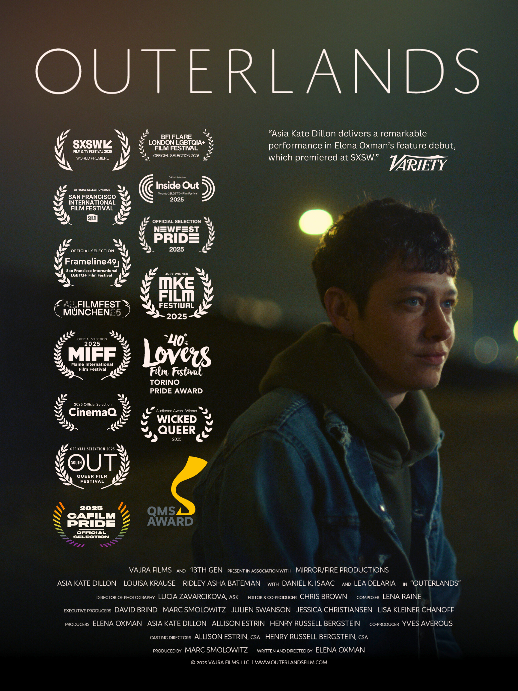 Plakat für den Film „Outerlands“, auf dem eine lächelnde Person in einer Jeansjacke zu sehen ist, die von Straßenlaternen beleuchtet wird.