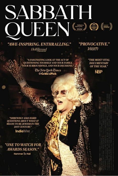 Plakat für „Sabbath Queen“: Dragqueen im Leopardenmantel, mit erhobenen Armen, vor den Lichtern der Stadt.