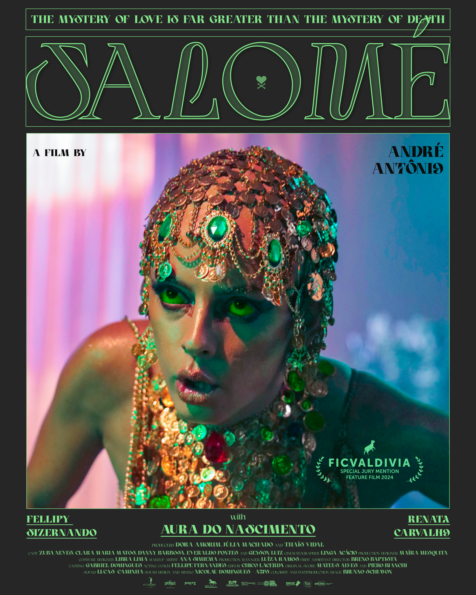 Plakat für den Film „Salomé“. Person mit juwelenbesetztem Kopfschmuck starrt mit weit aufgerissenen Augen. Grüner, goldener und dunkler Hintergrund.