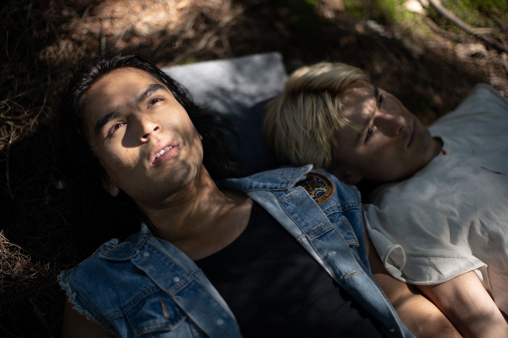 Zwei Männer liegen zusammen auf dem Boden