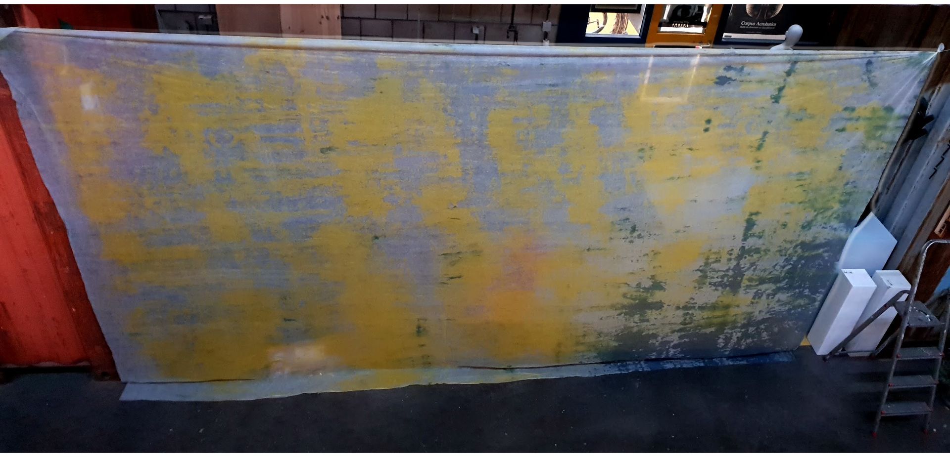 Uitzicht op een stedelijk landschap met gebouwen en een hoge watertank.