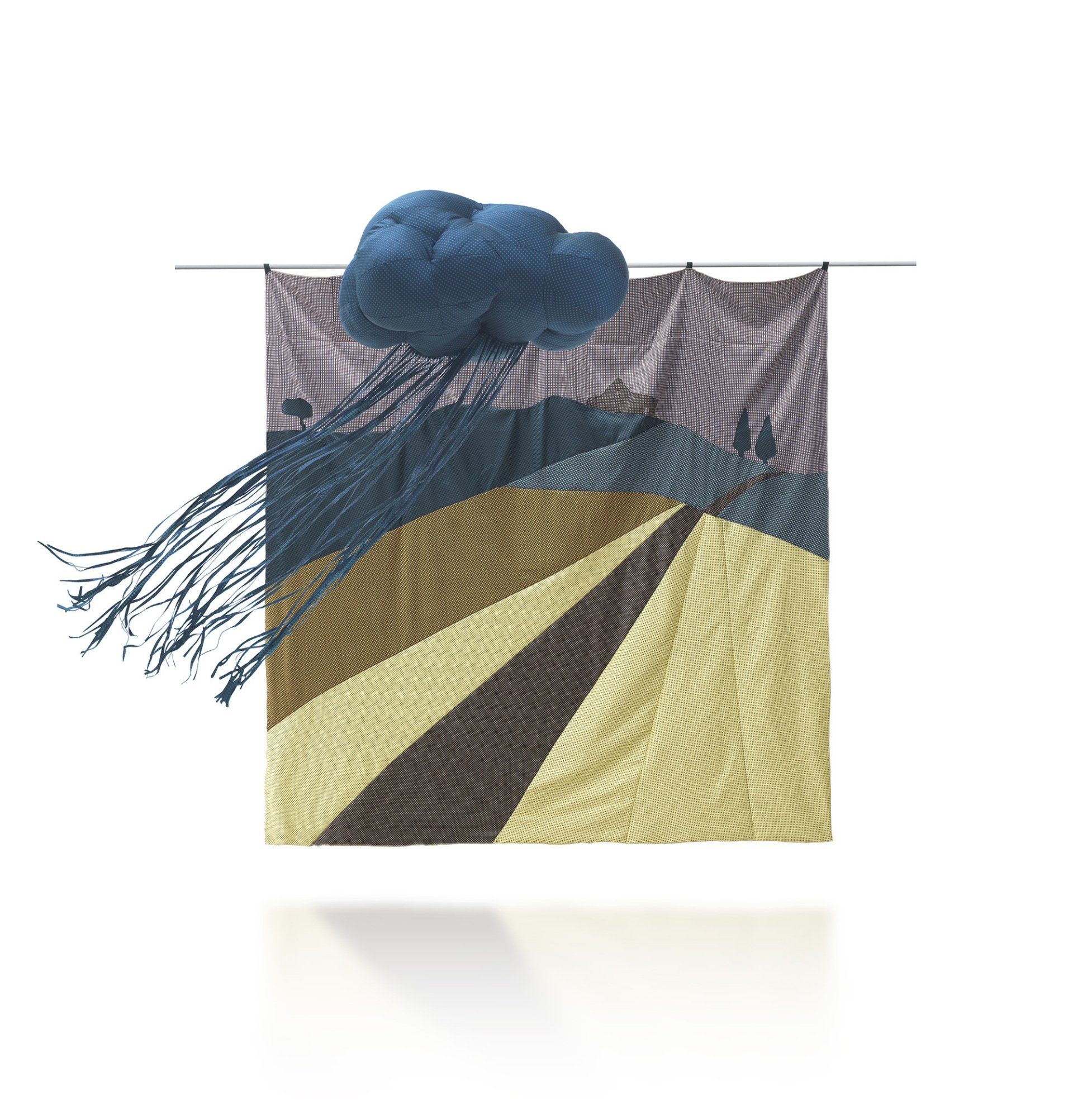 Abstract textielkunstwerk van een landschap met een wolk, verschillende texturen en kleuren.