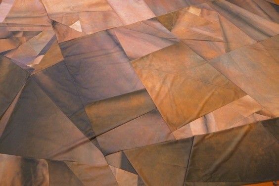 Abstract patchwork  backdrop van verschillende bruine en beige stoffenstukken.