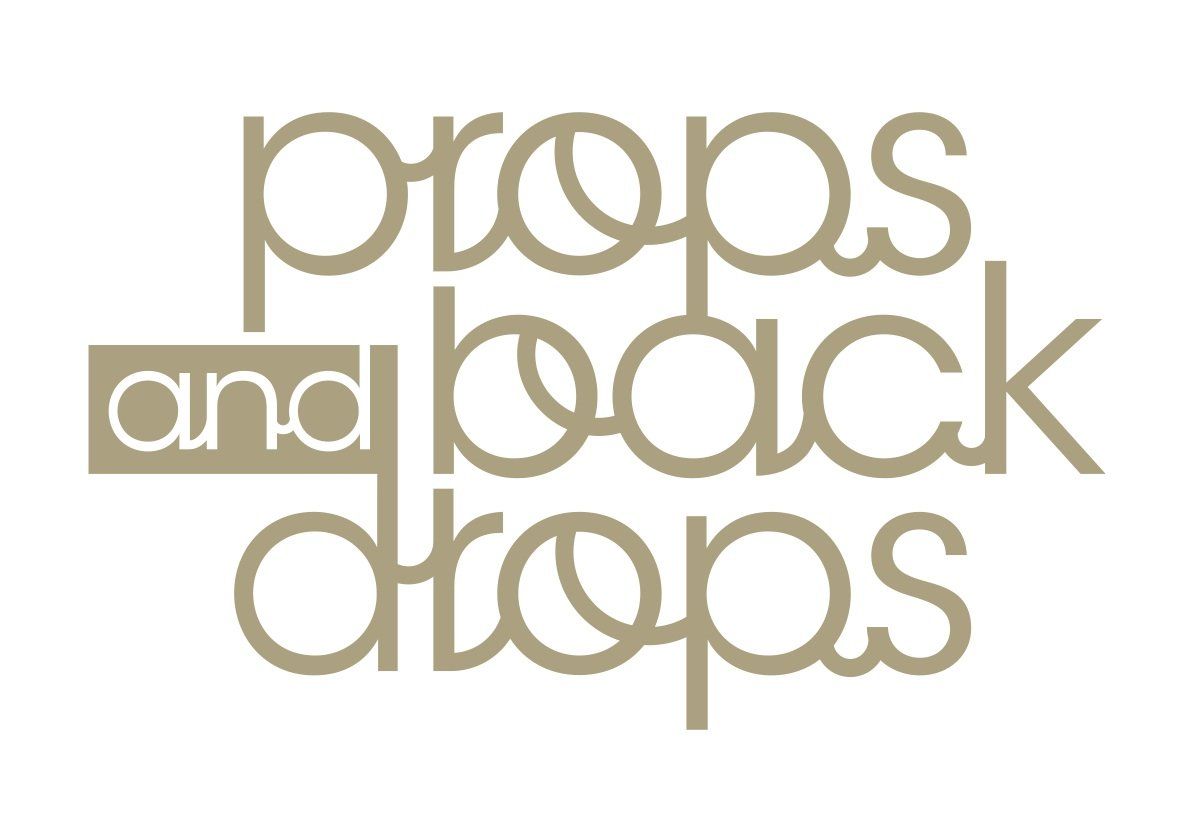 Een logo voor rekwisieten en achtergronden op een witte achtergrond.