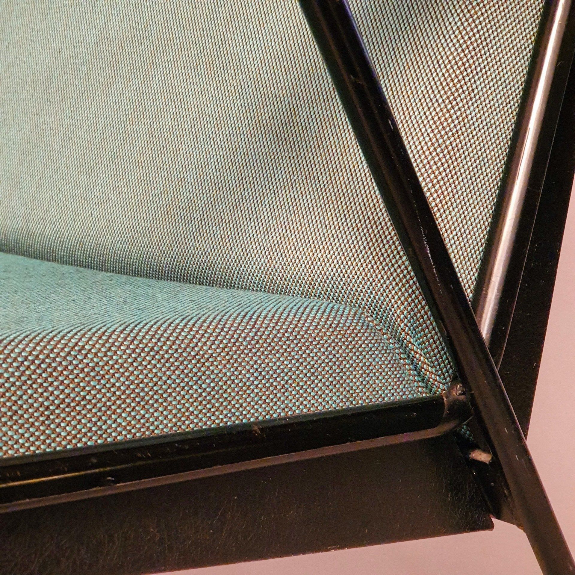 Close-up van een scherm met een zwart frame. Het scherm heeft een geweven textuur in groentinten.