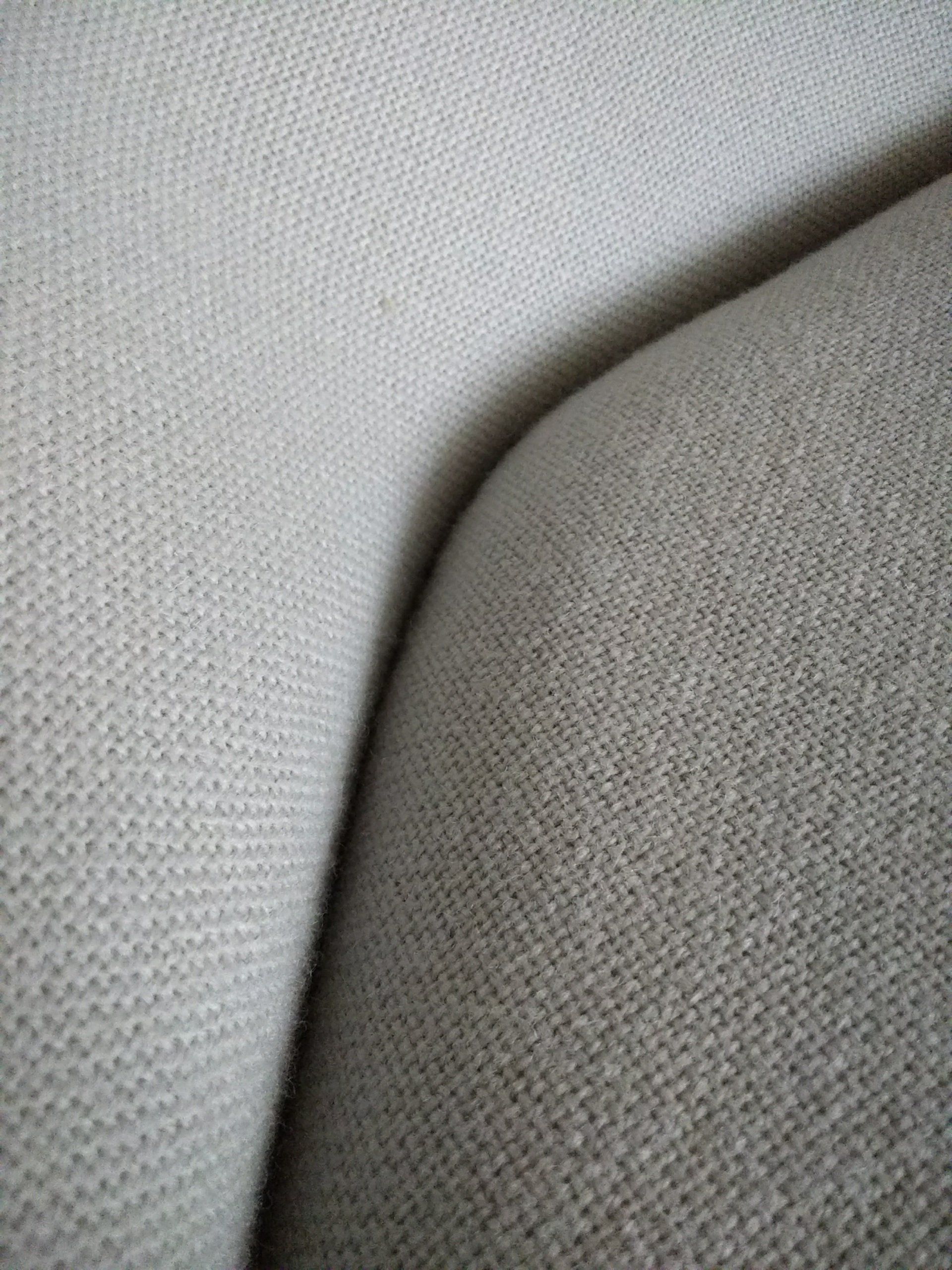 Close-up van lichtgrijze structuurstof, met plooien en rondingen. oyster pierre paulin