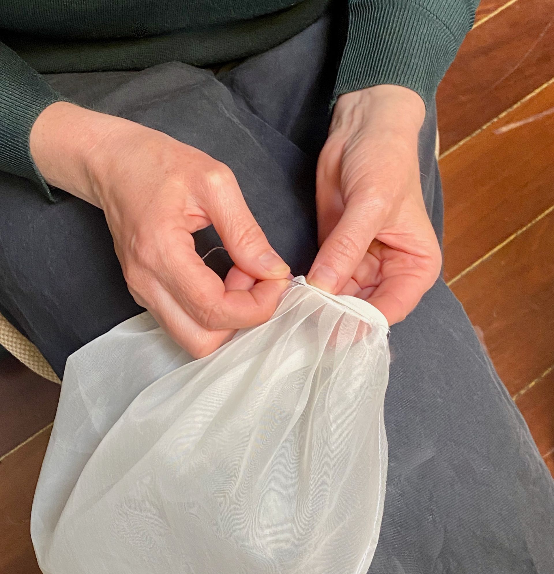 Handwerk  naaiwerk van een coupeuse in atelier.
