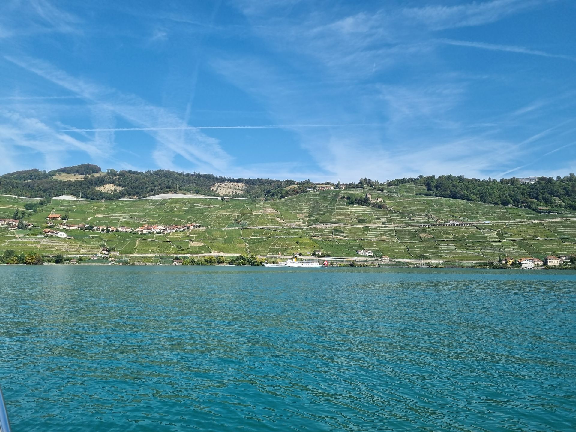 Une grande étendue d'eau avec une colline en arrière-plan