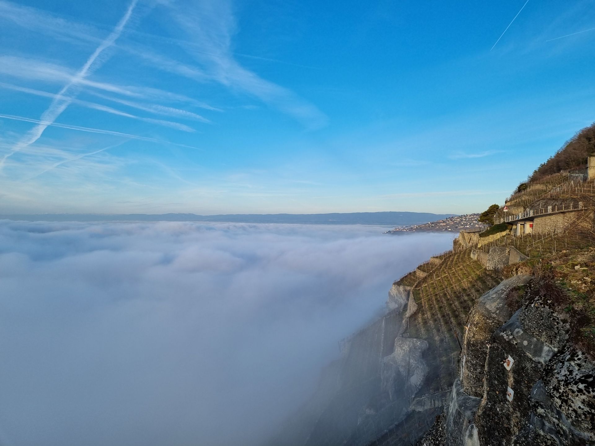 Une vue aérienne d'une montagne couverte de brouillard.