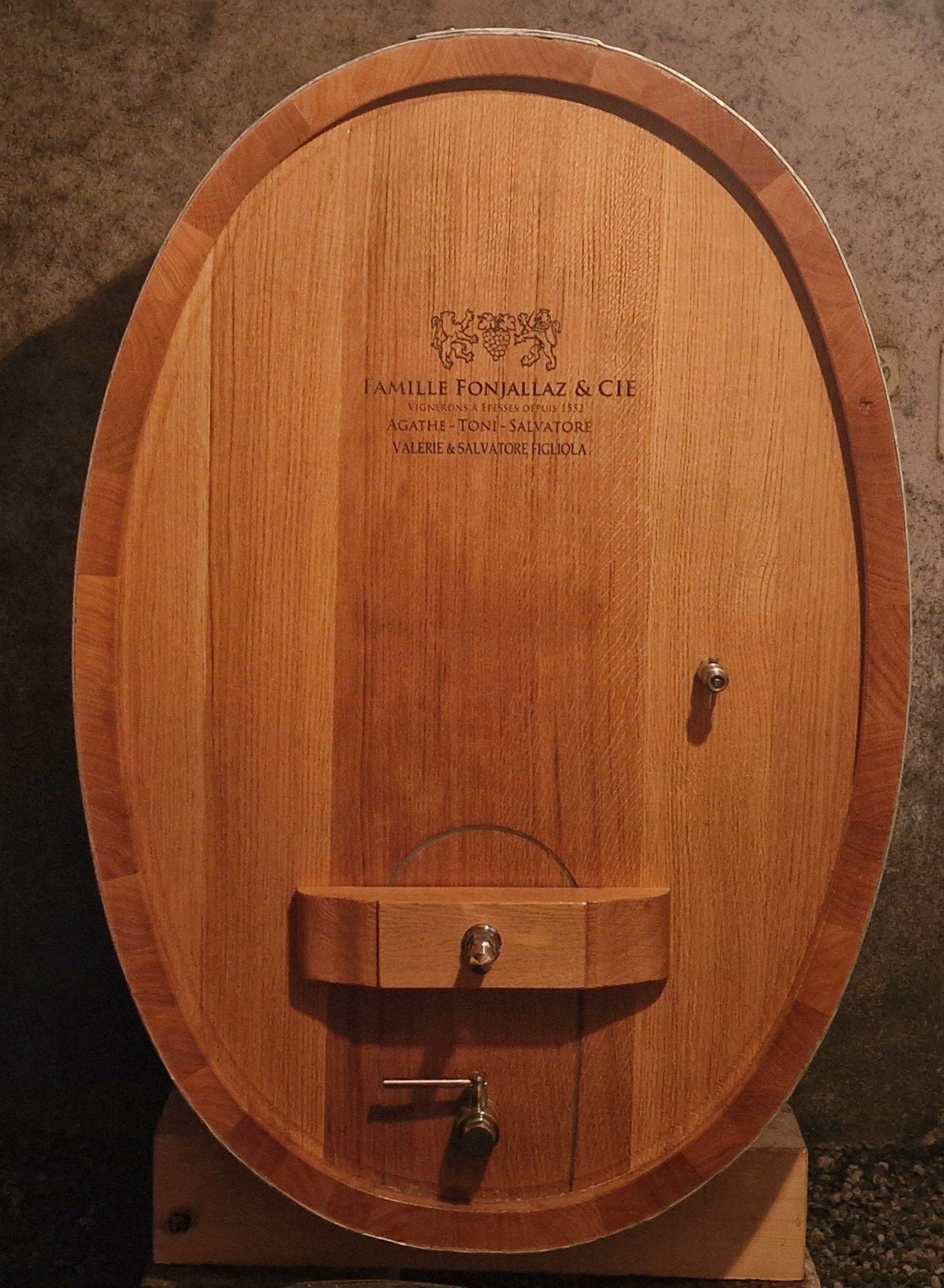 Un tonneau en bois de forme ovale avec le mot made dessus