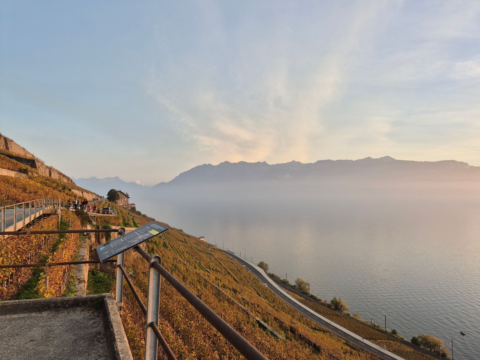 Une vue d'un lac avec des montagnes en arrière-plan