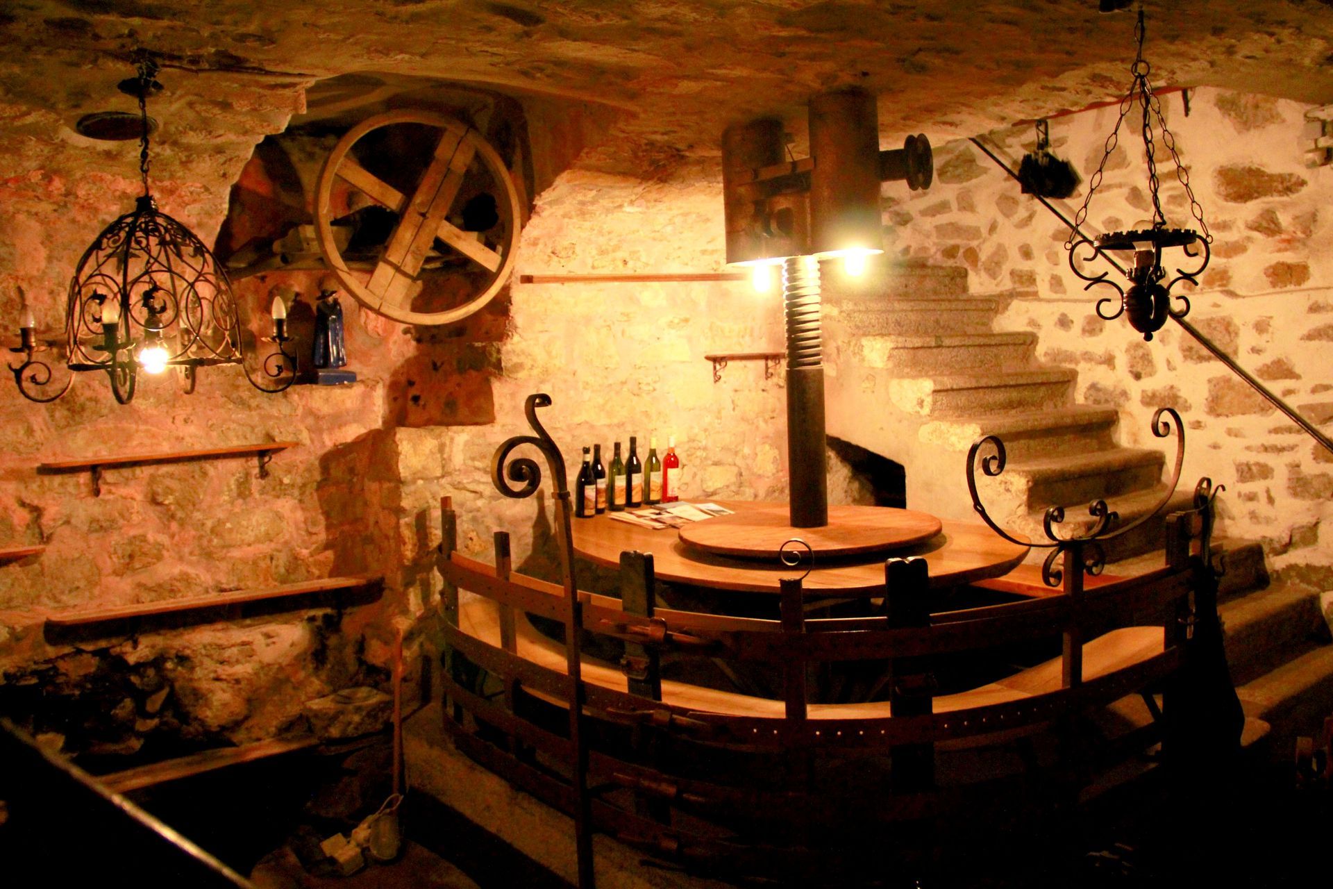 Une pièce avec une table et des chaises